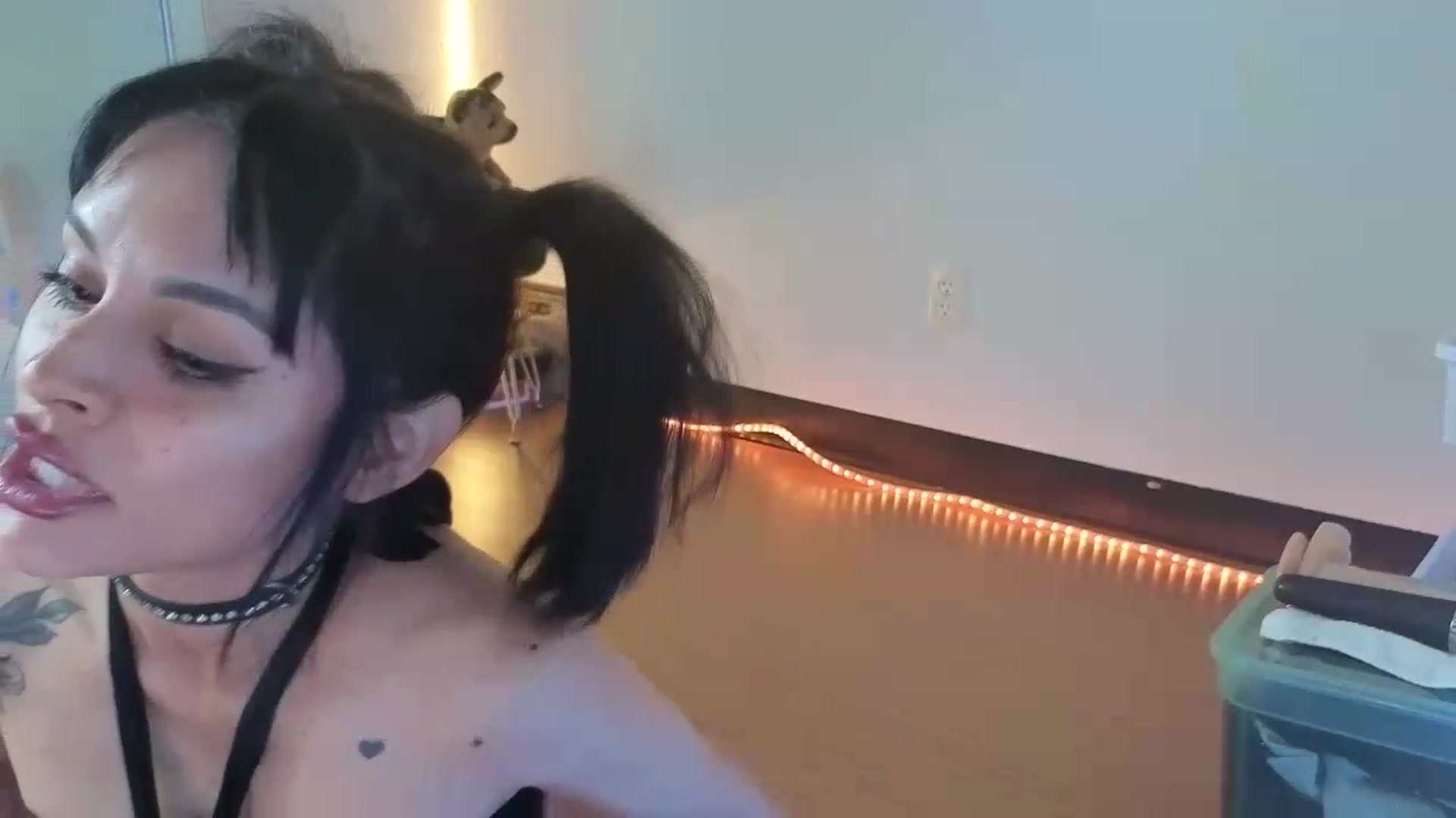 Gallery image thumbnail from nella's myfreecams stream on, 05/18/2026, 15:28 image 9 of 20