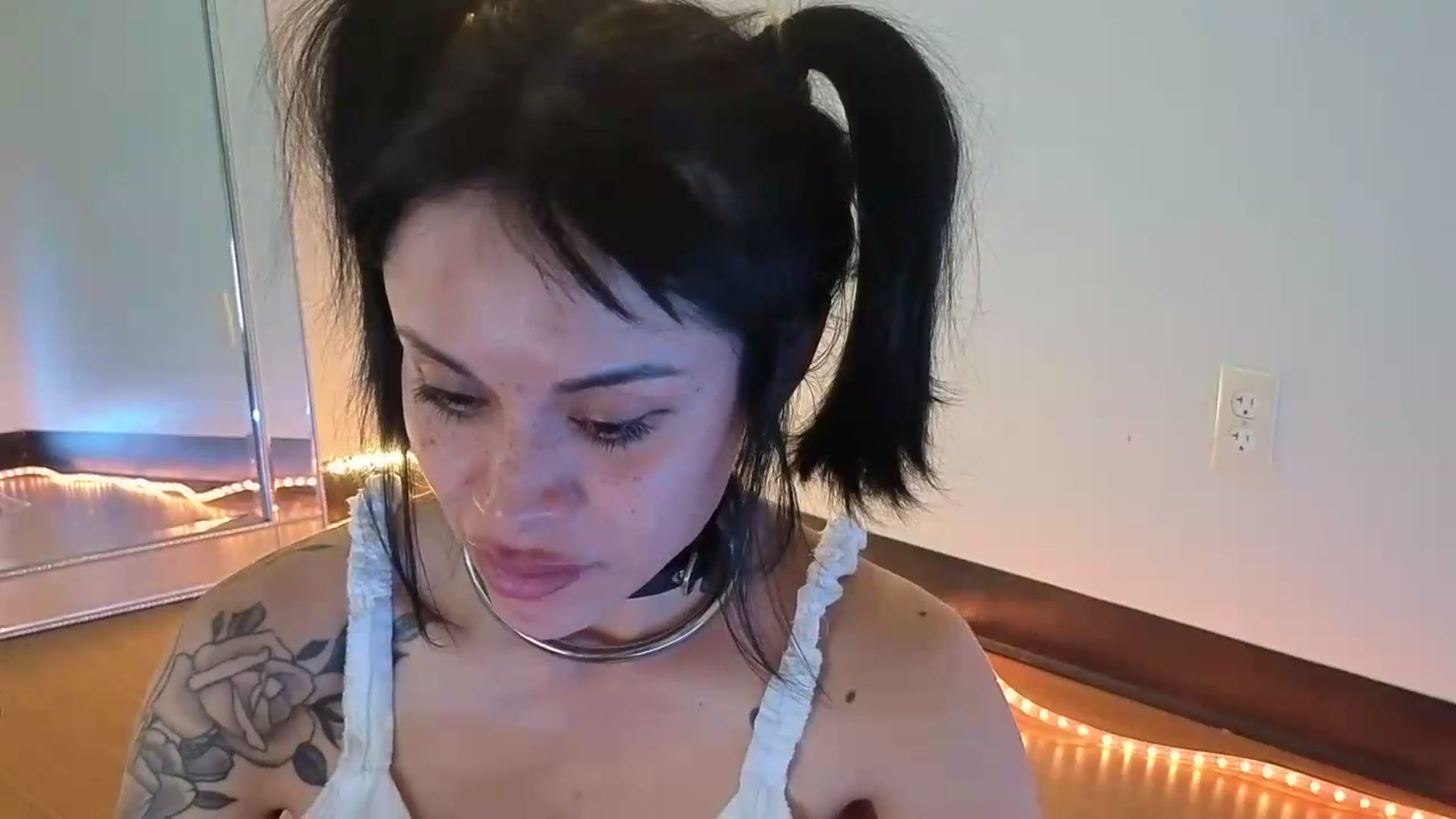Gallery image thumbnail from nella's myfreecams stream on, 05/24/2026, 18:11 image 4 of 20