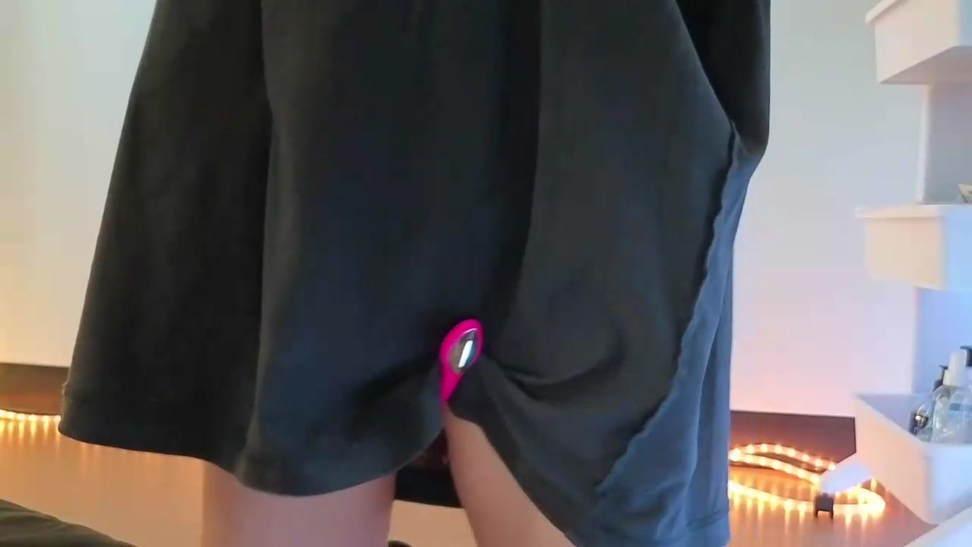 Gallery image thumbnail from nella's myfreecams stream on, 05/28/2026, 17:13 image 8 of 20