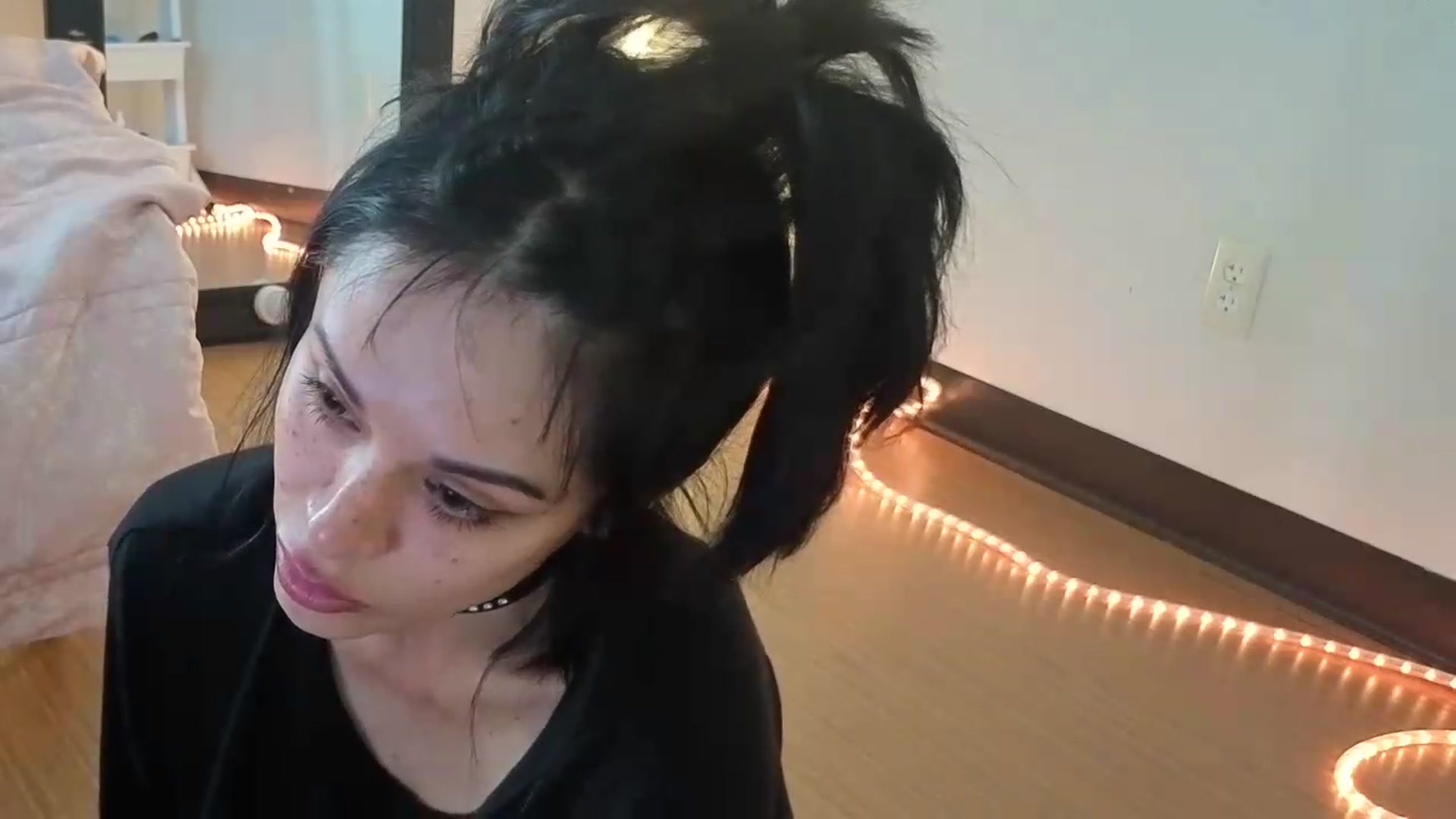 Gallery image thumbnail from nella's myfreecams stream on, 06/04/2026, 17:21 image 2 of 20