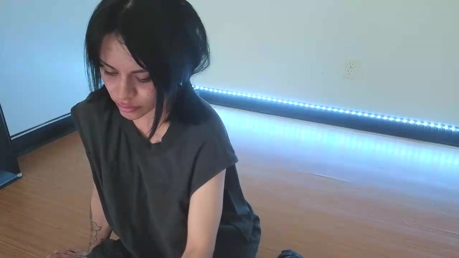 Gallery image thumbnail from nella's myfreecams stream on, 07/10/2026, 16:00 image 6 of 20