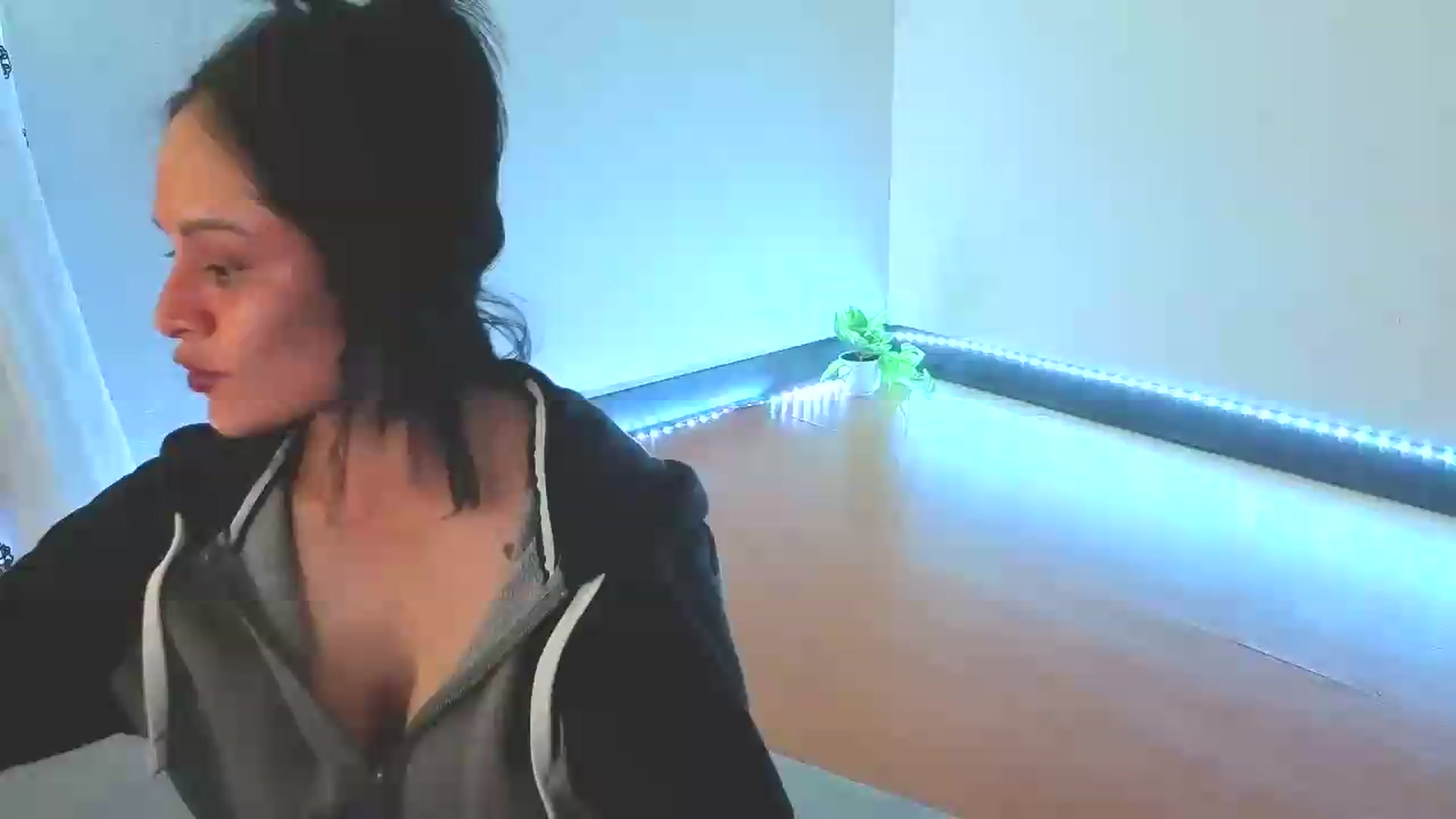 Gallery image thumbnail from nella's myfreecams stream on, 08/05/2026, 17:31 image 1 of 20