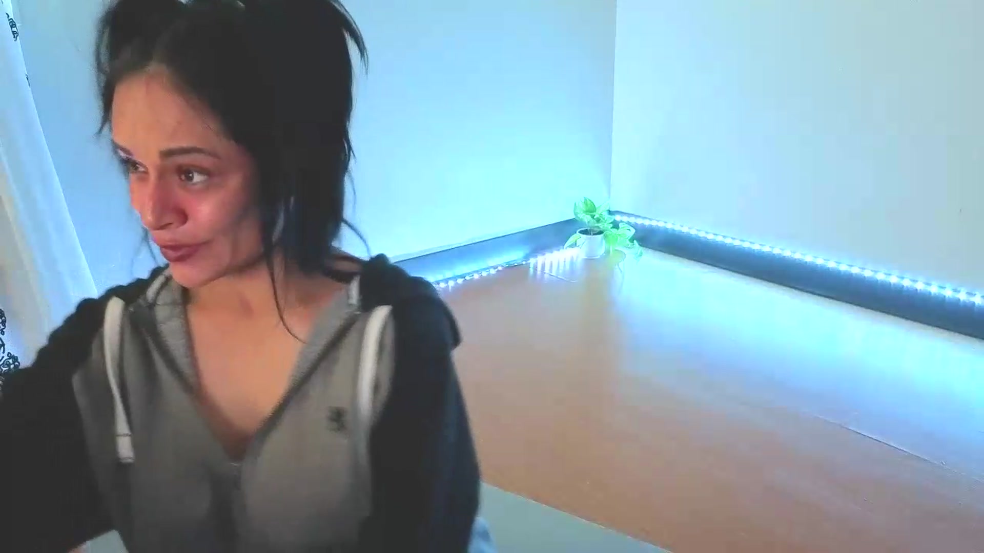 Gallery image thumbnail from nella's myfreecams stream on, 08/05/2026, 17:31 image 11 of 20