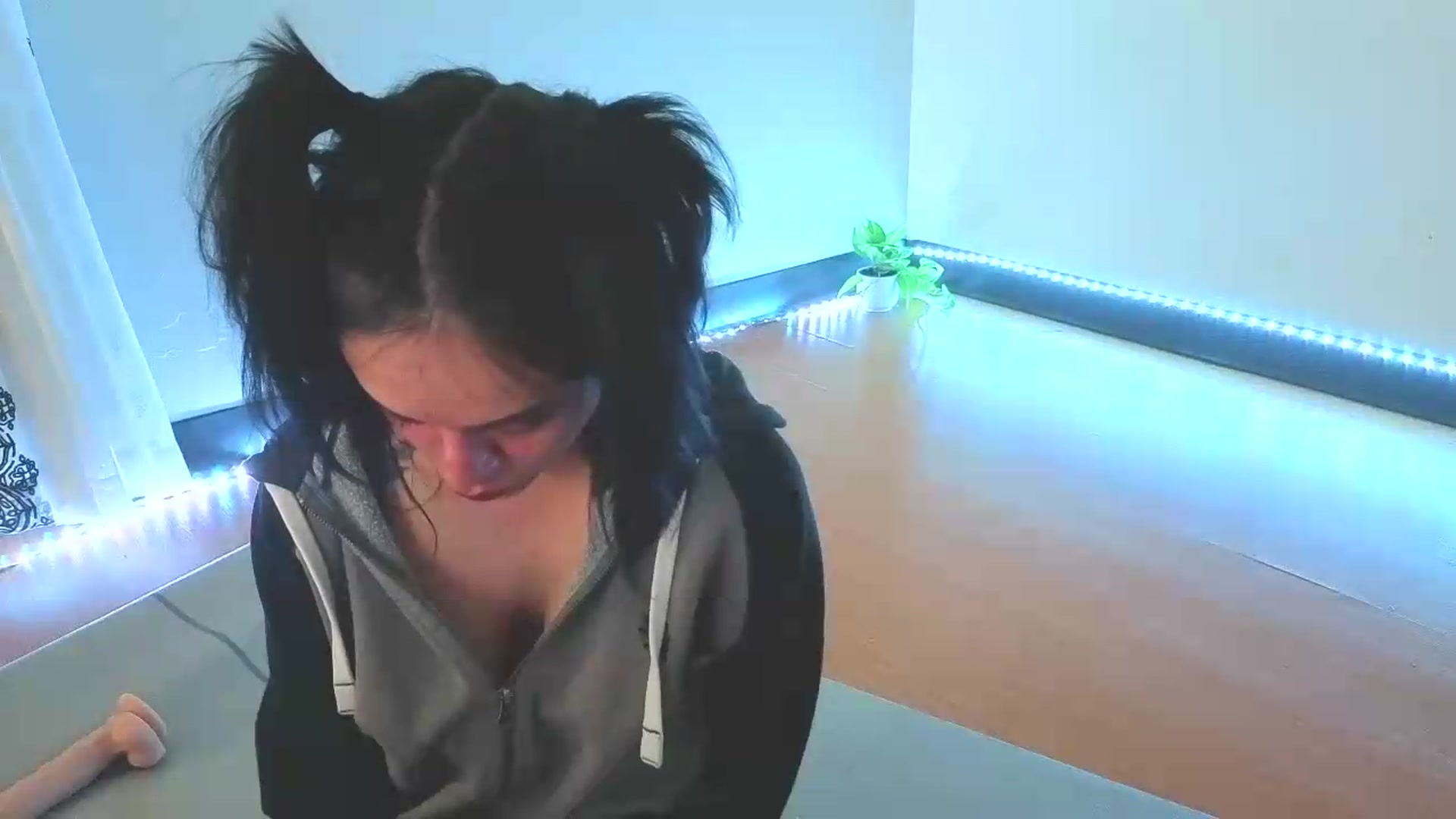 Gallery image thumbnail from nella's myfreecams stream on, 08/05/2026, 17:31 image 14 of 20
