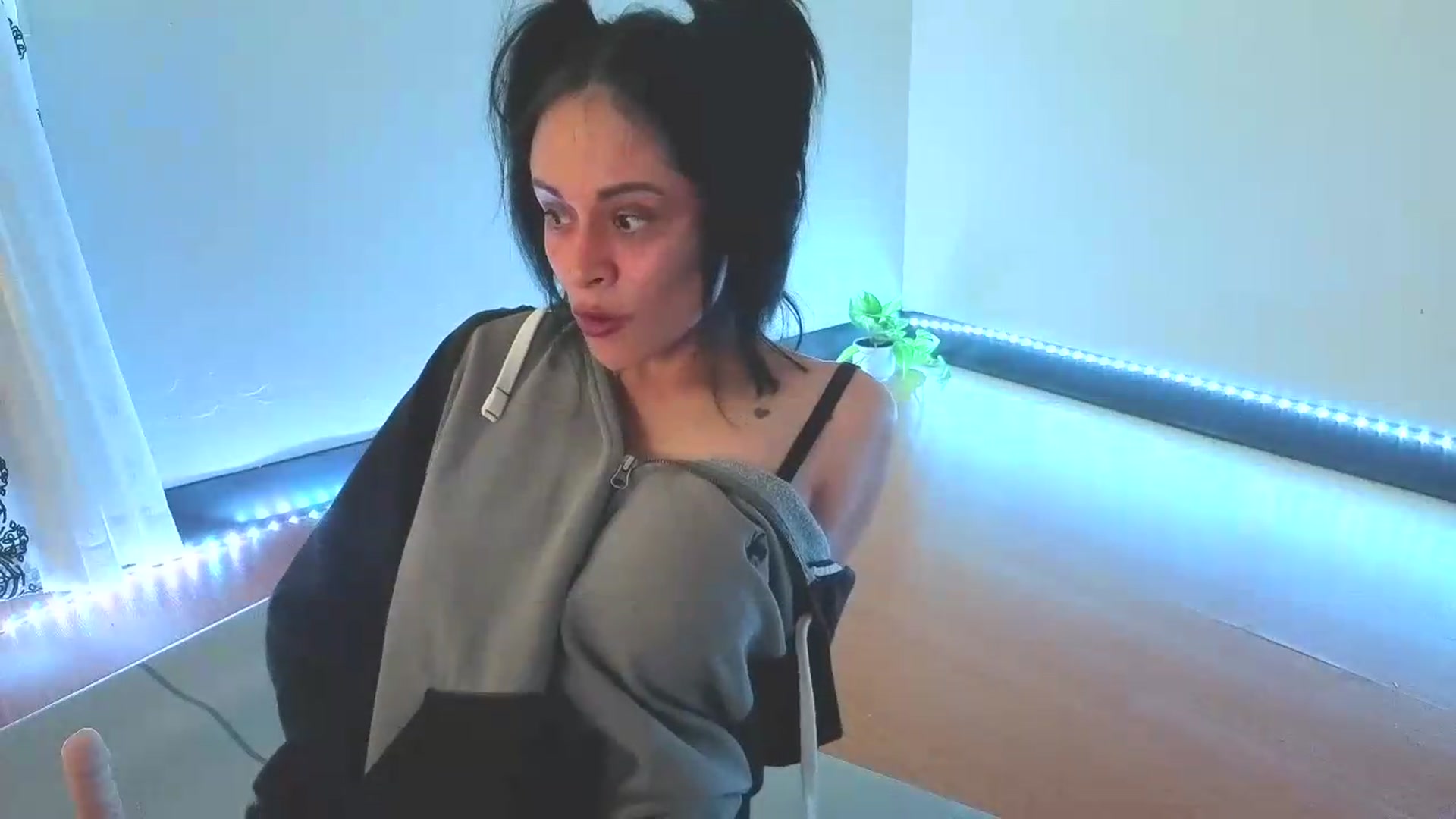 Gallery image thumbnail from nella's myfreecams stream on, 08/05/2026, 17:31 image 8 of 20