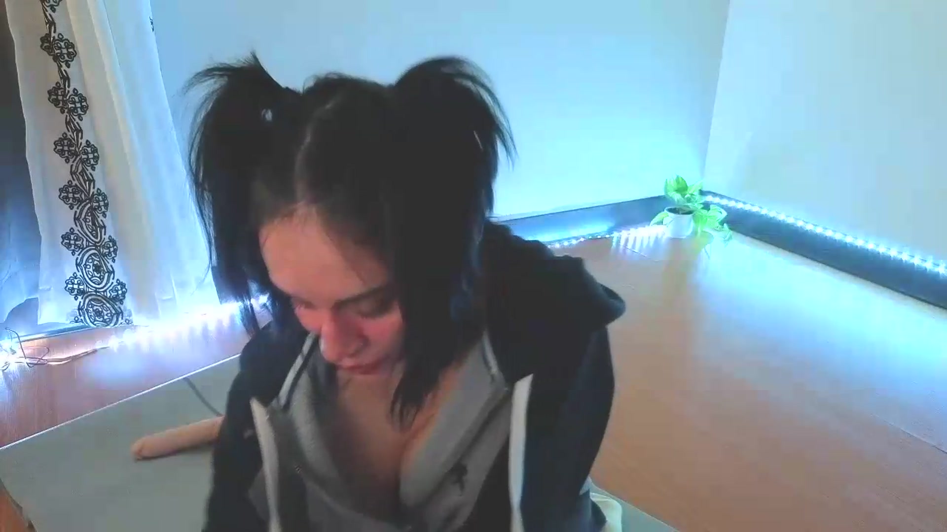 Gallery image thumbnail from nella's myfreecams stream on, 08/05/2026, 17:31 image 18 of 20