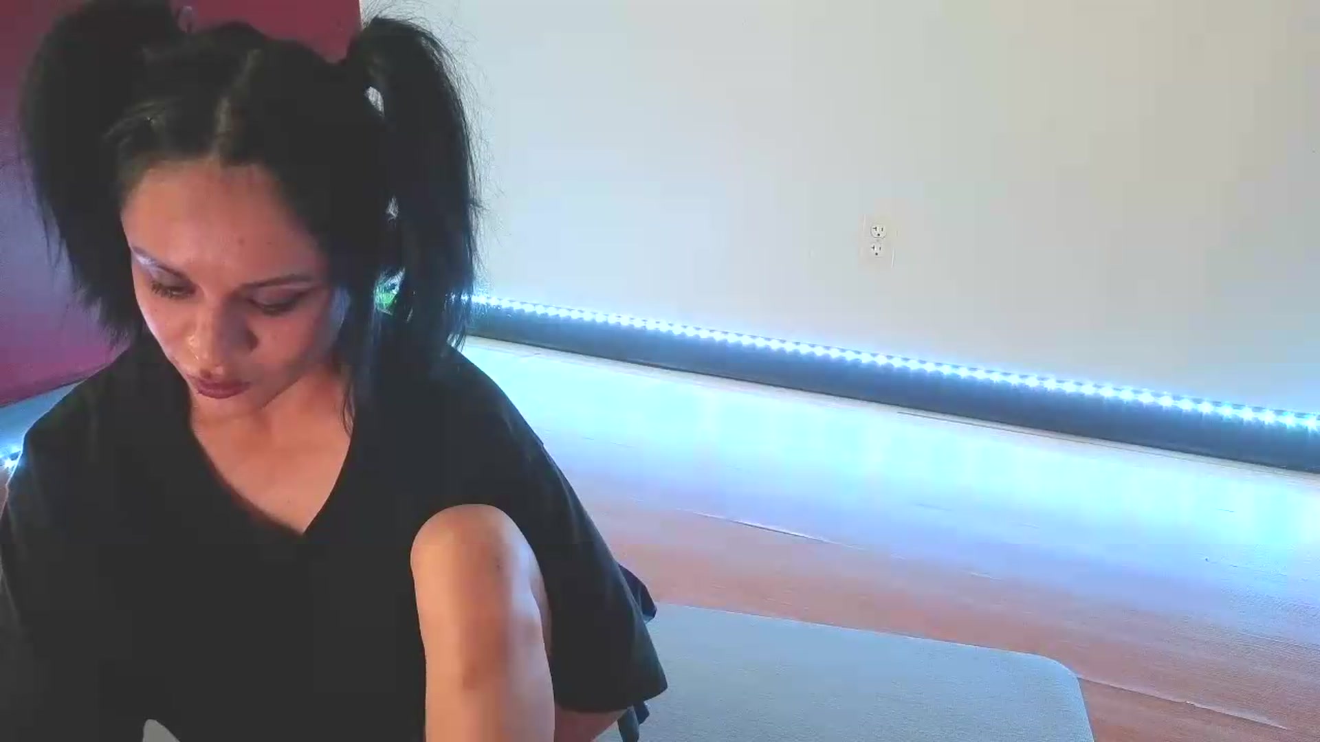 Gallery image thumbnail from nella's myfreecams stream on, 08/10/2026, 16:32 image 4 of 20