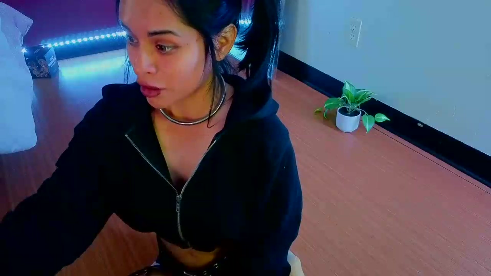 Gallery image thumbnail from nella's myfreecams stream on, 09/06/2026, 18:43 image 17 of 20