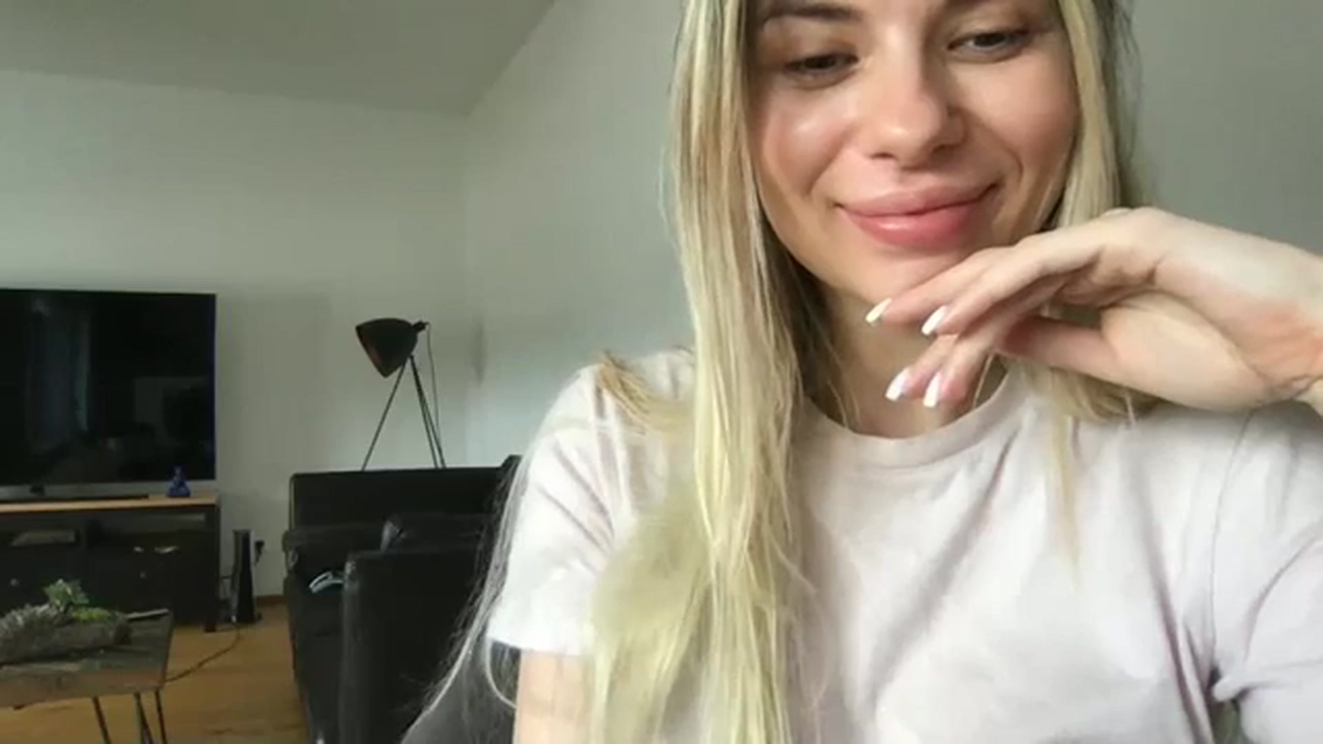 Gallery image thumbnail from neverinmylife's myfreecams stream on, 04/03/2024, 13:04 image 12 of 20