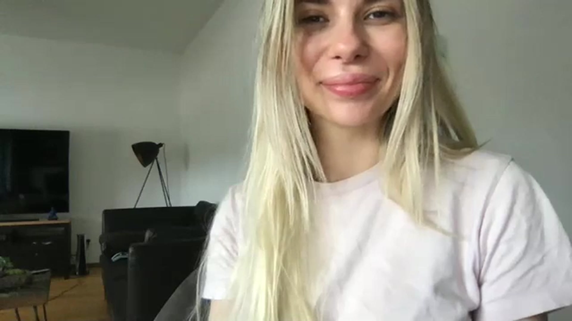 Gallery image thumbnail from neverinmylife's myfreecams stream on, 04/03/2024, 13:04 image 4 of 20