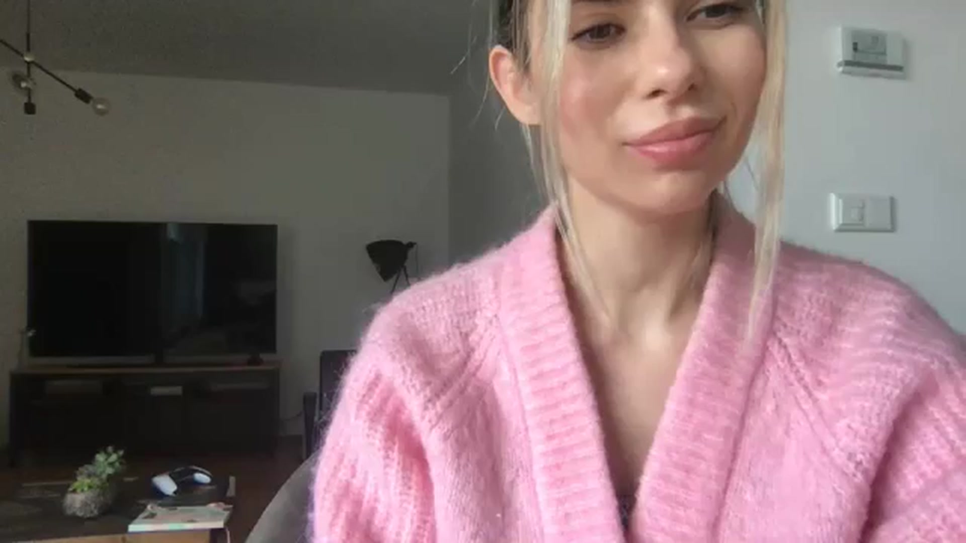 Gallery image thumbnail from neverinmylife's myfreecams stream on, 04/25/2024, 11:32 image 1 of 20