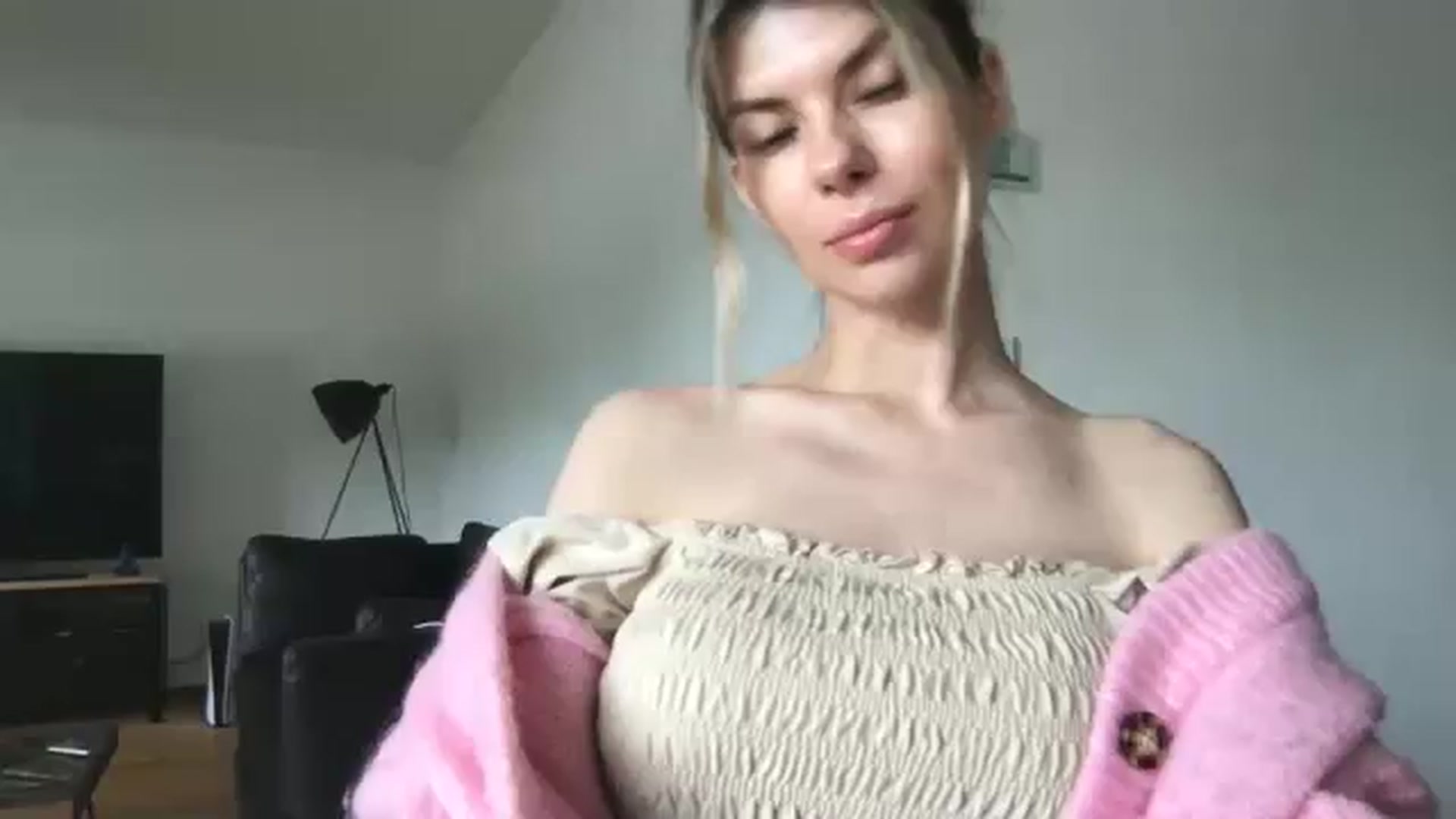 Gallery image thumbnail from neverinmylife's myfreecams stream on, 05/07/2024, 11:34 image 5 of 20