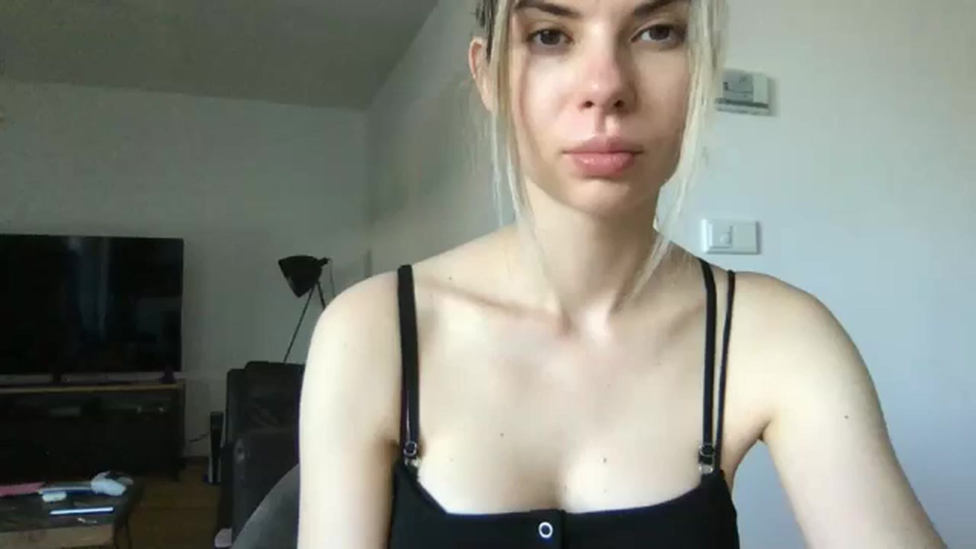 Gallery image thumbnail from neverinmylife's myfreecams stream on, 05/13/2024, 10:31 image 1 of 20
