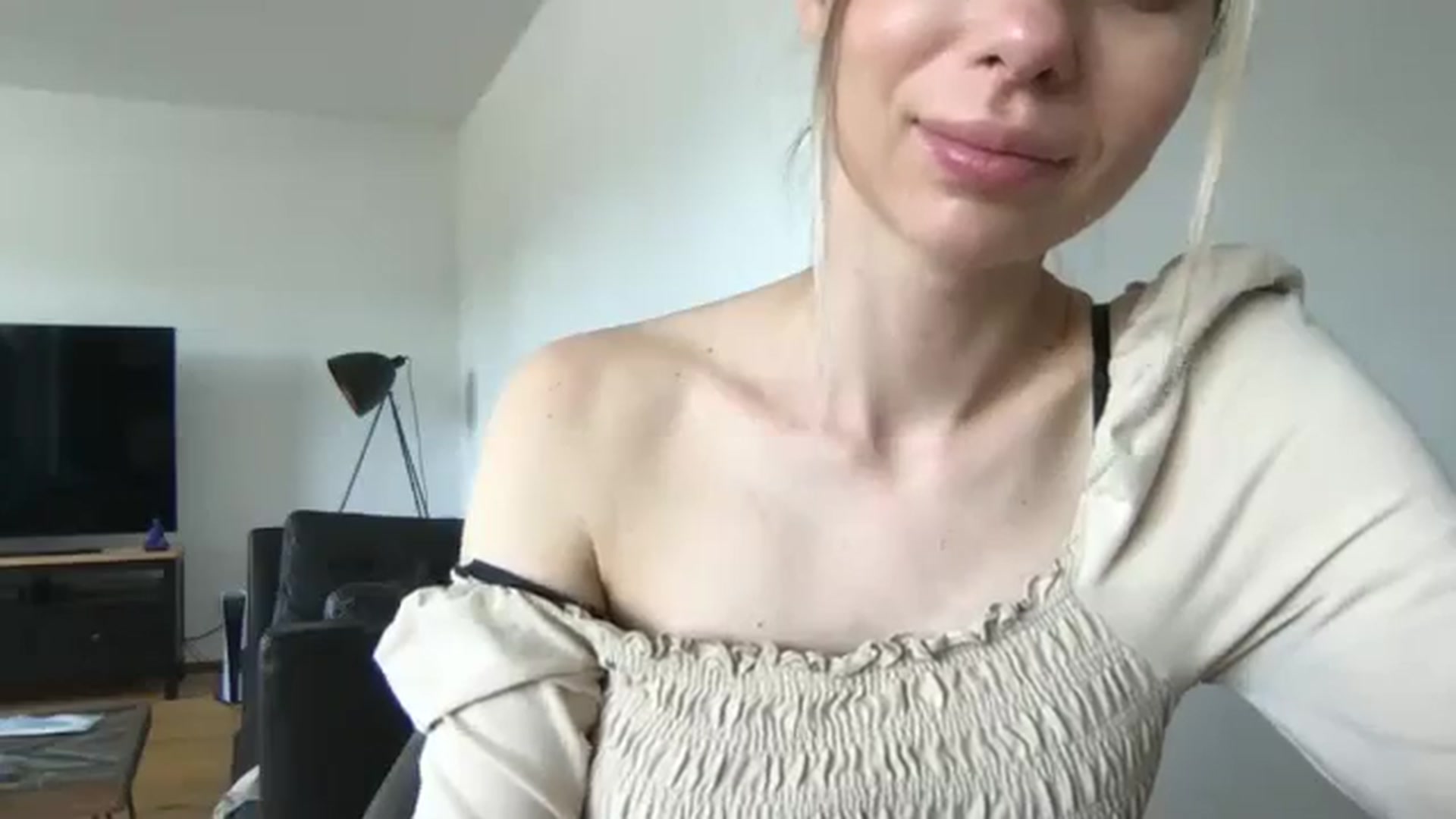 Gallery image thumbnail from neverinmylife's myfreecams stream on, 05/15/2024, 12:18 image 18 of 20