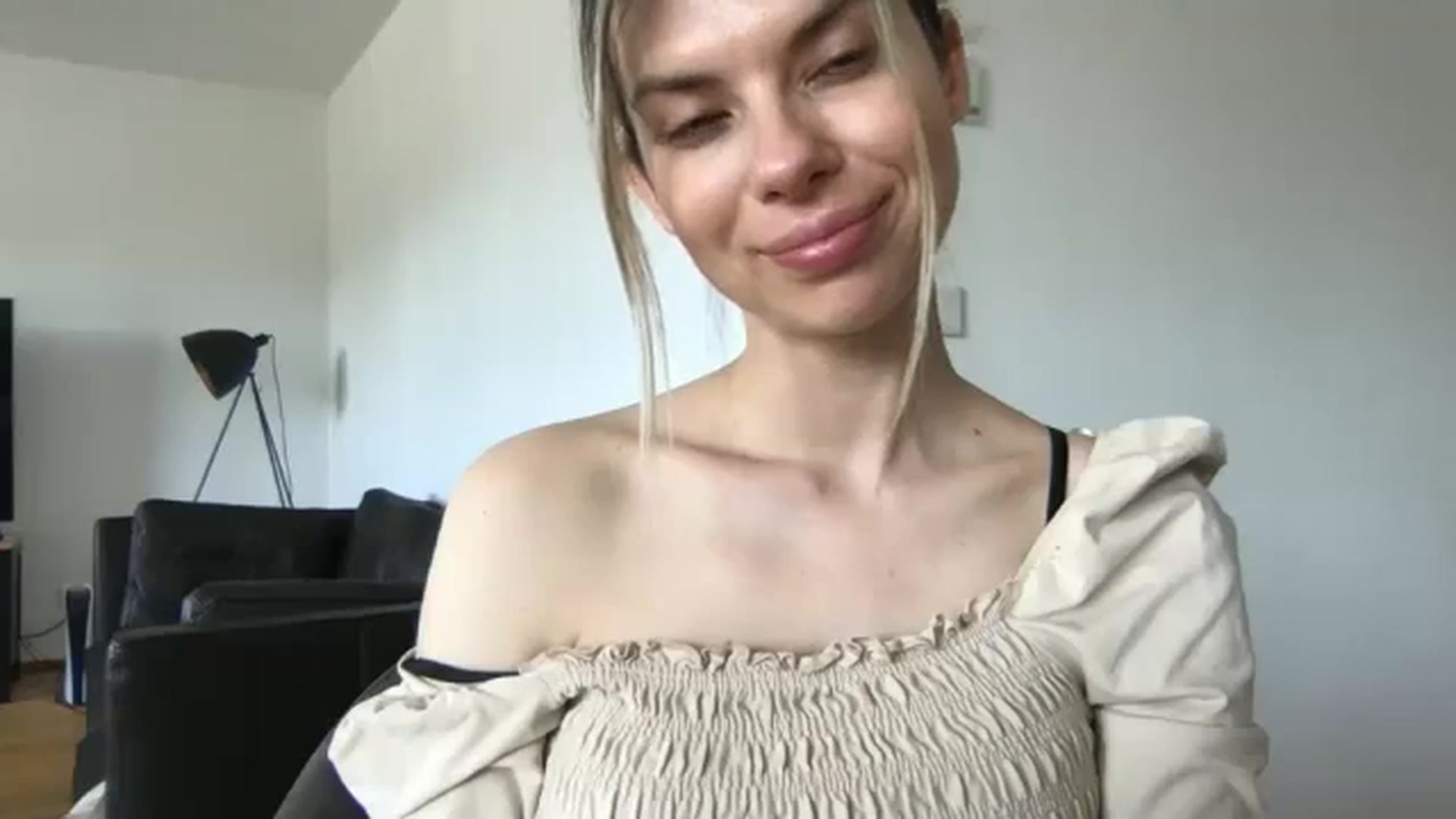 Gallery image thumbnail from neverinmylife's myfreecams stream on, 05/15/2024, 12:18 image 6 of 20