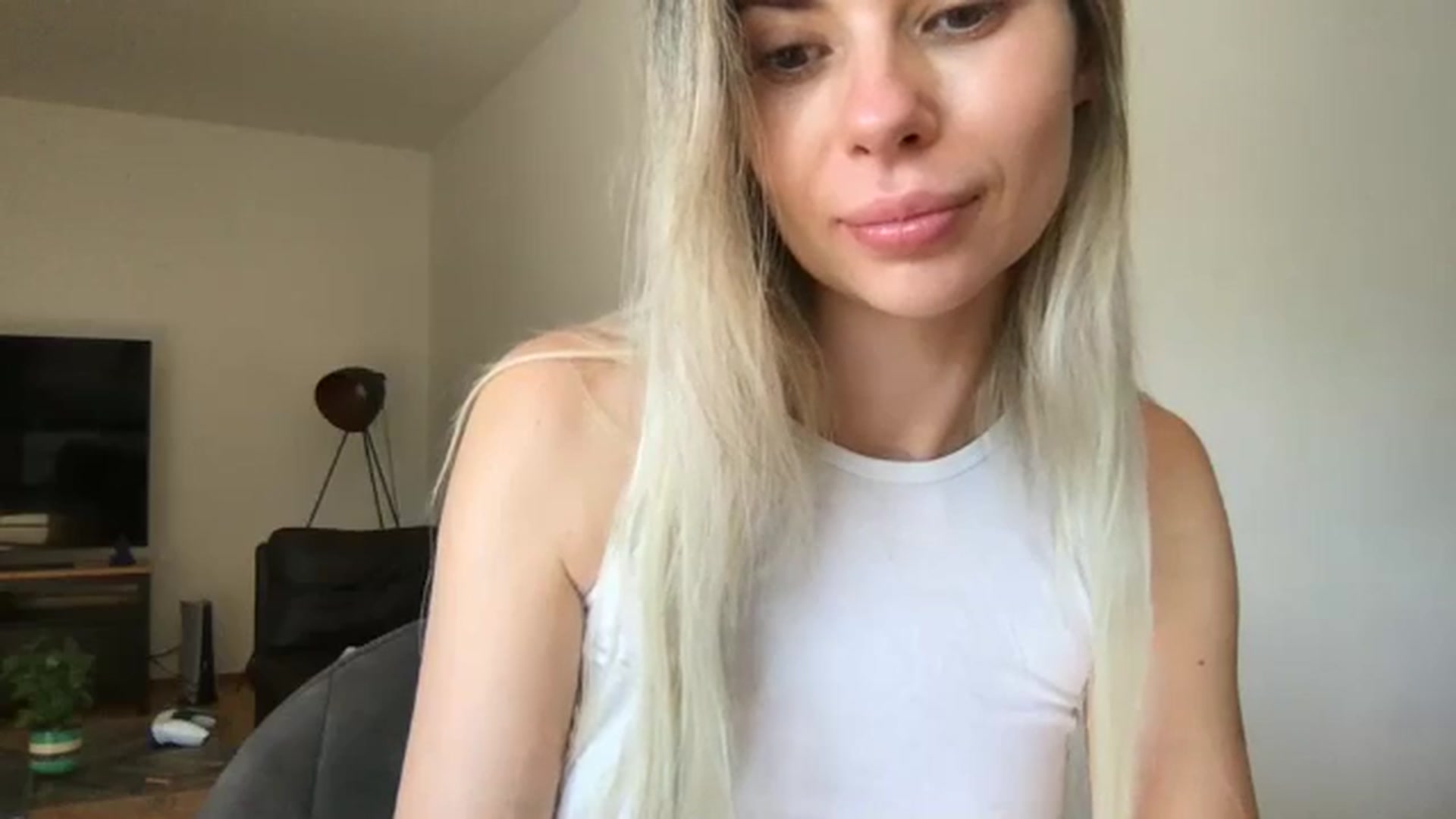 Gallery image thumbnail from neverinmylife's myfreecams stream on, 08/11/2024, 16:35 image 2 of 20
