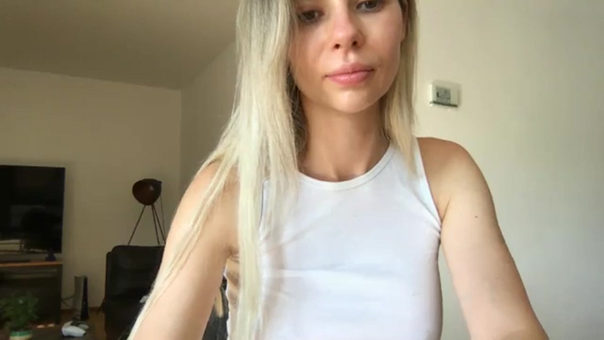 Gallery image thumbnail from neverinmylife's myfreecams stream on, 08/11/2024, 16:35 image 6 of 20