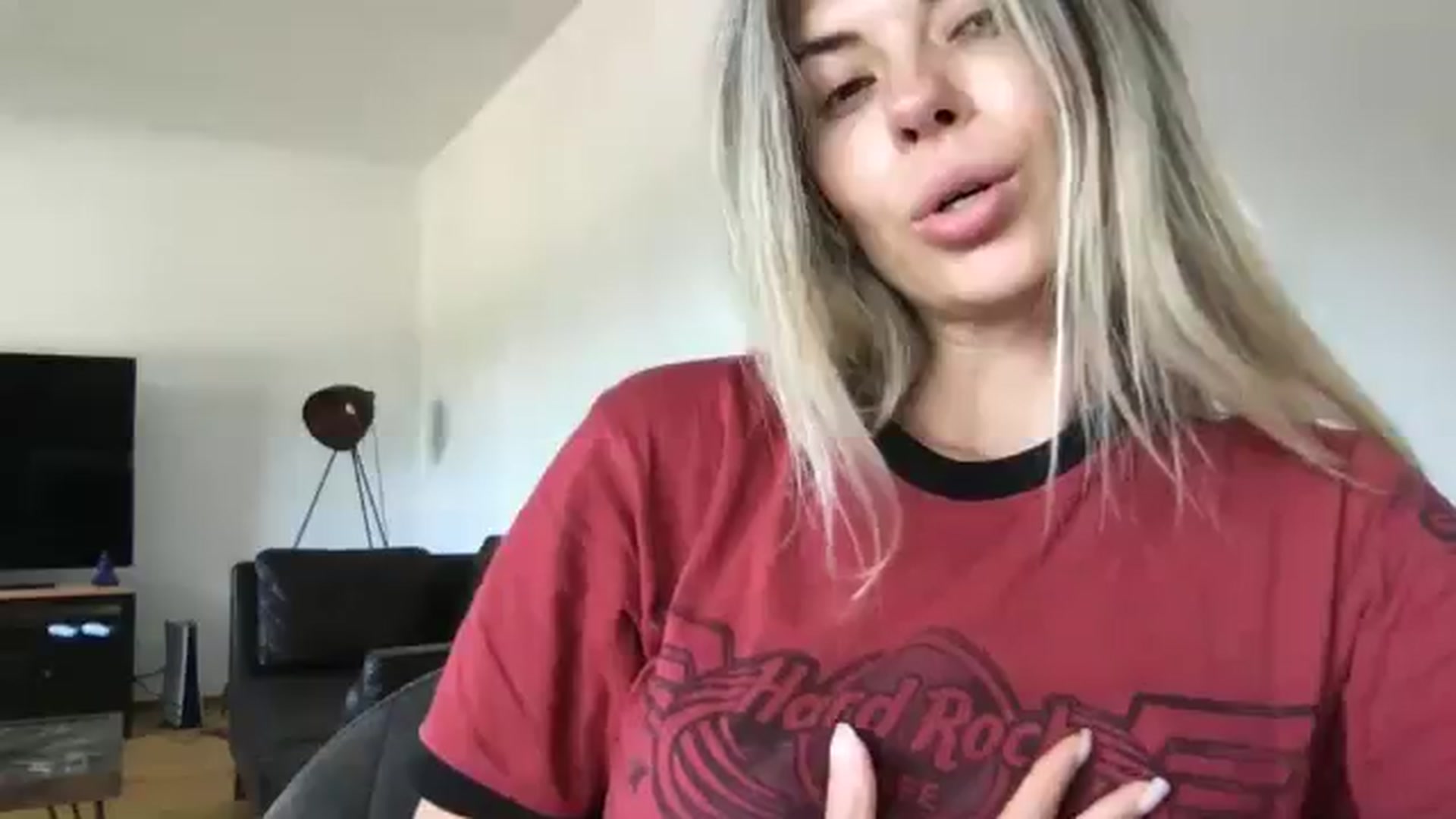 Gallery image thumbnail from neverinmylife's myfreecams stream on, 08/29/2024, 10:43 image 19 of 20