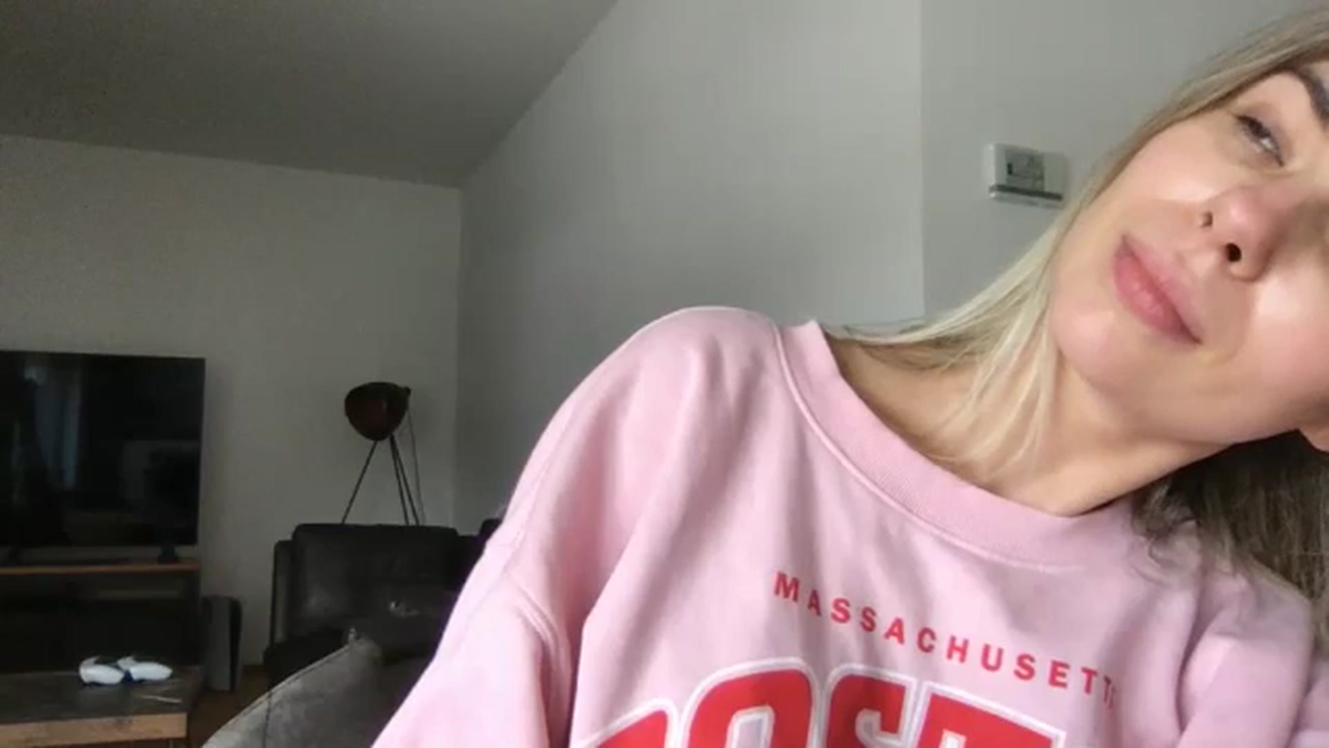 Gallery image thumbnail from neverinmylife's myfreecams stream on, 10/01/2024, 12:44 image 4 of 20