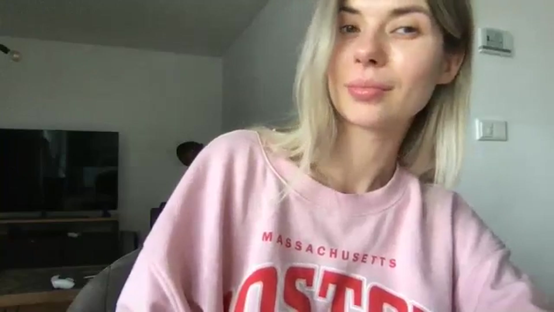 Gallery image thumbnail from neverinmylife's myfreecams stream on, 10/13/2024, 11:25 image 17 of 20