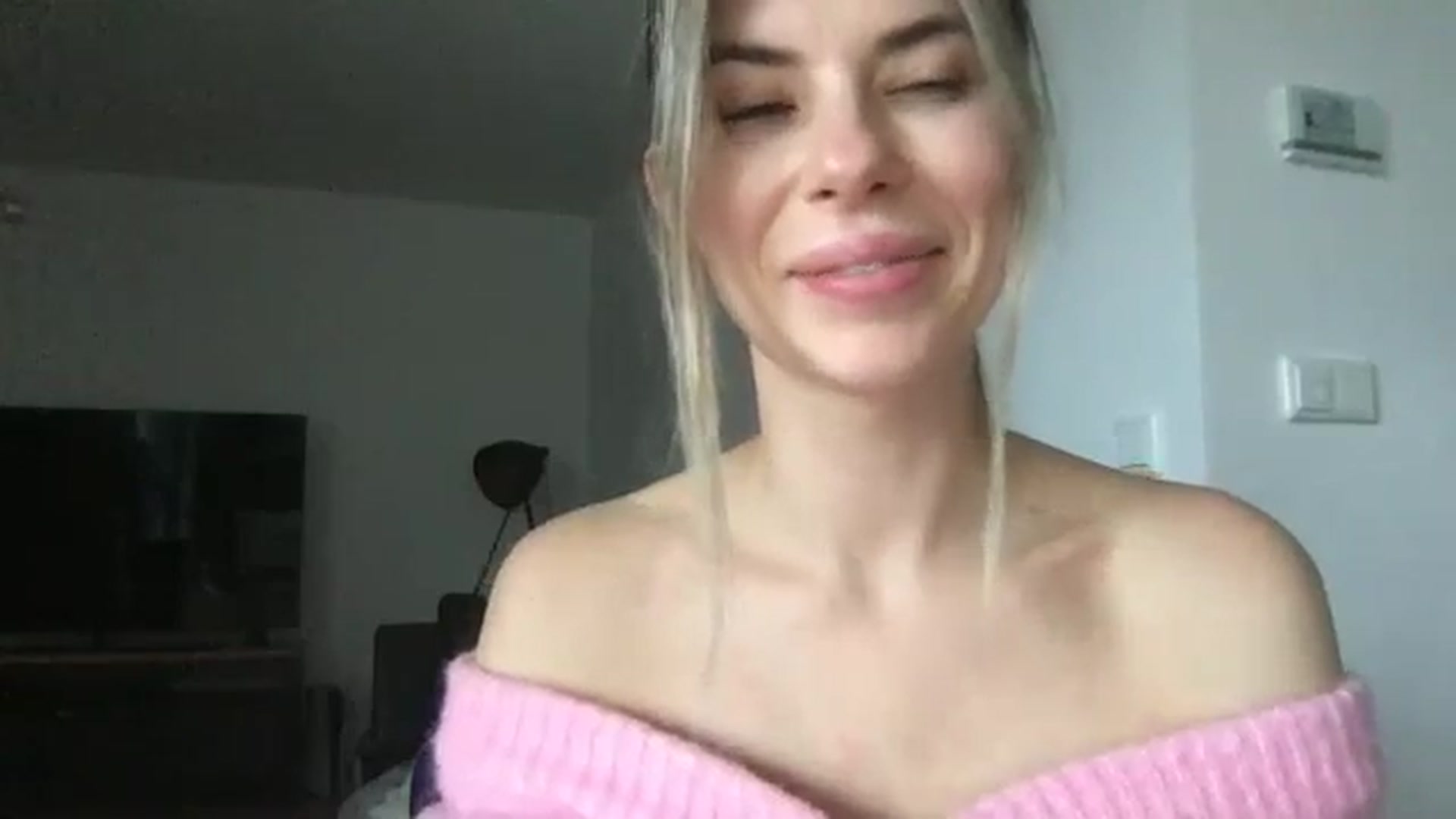 Gallery image thumbnail from neverinmylife's myfreecams stream on, 11/14/2024, 12:44 image 10 of 20