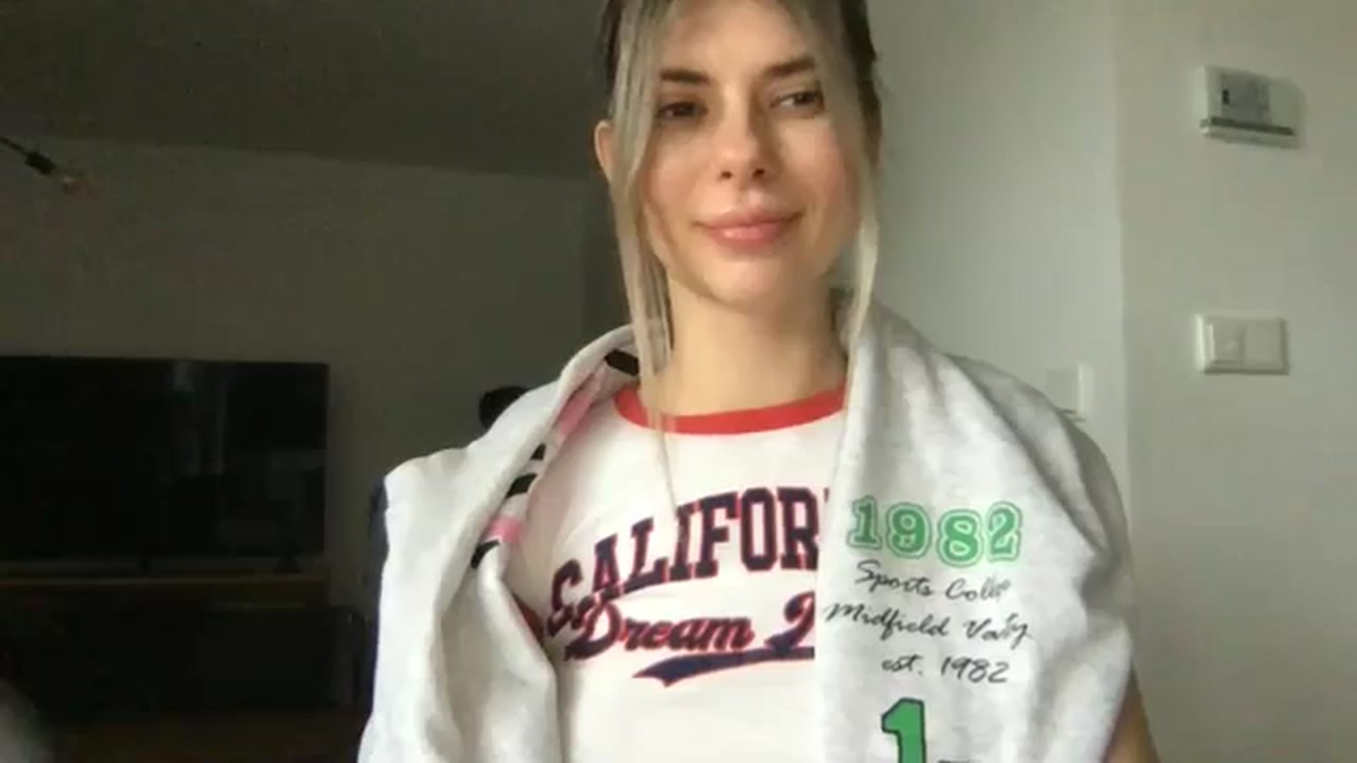 Gallery image thumbnail from neverinmylife's myfreecams stream on, 11/18/2024, 13:21 image 18 of 20