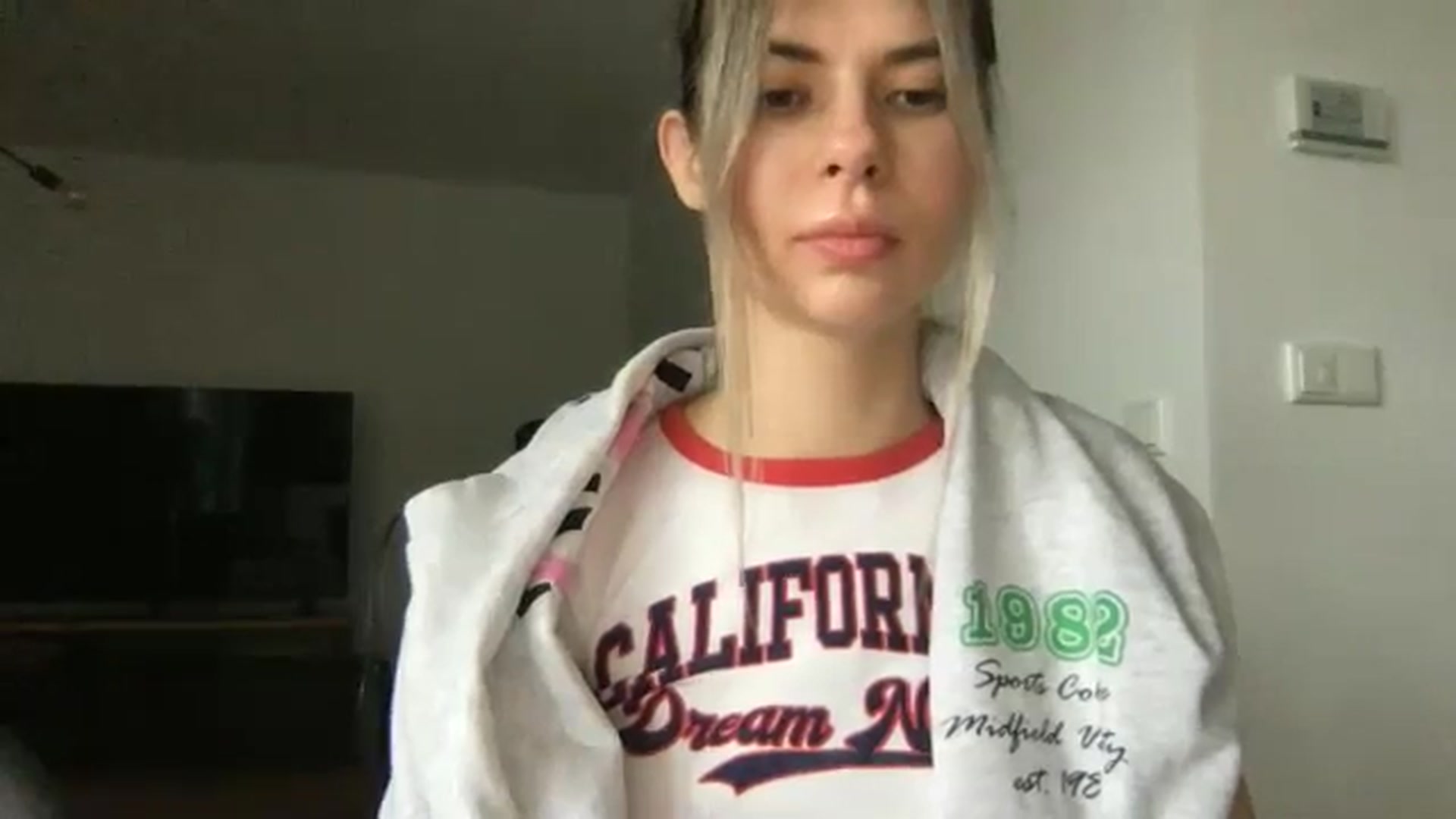Gallery image thumbnail from neverinmylife's myfreecams stream on, 11/18/2024, 13:21 image 16 of 20