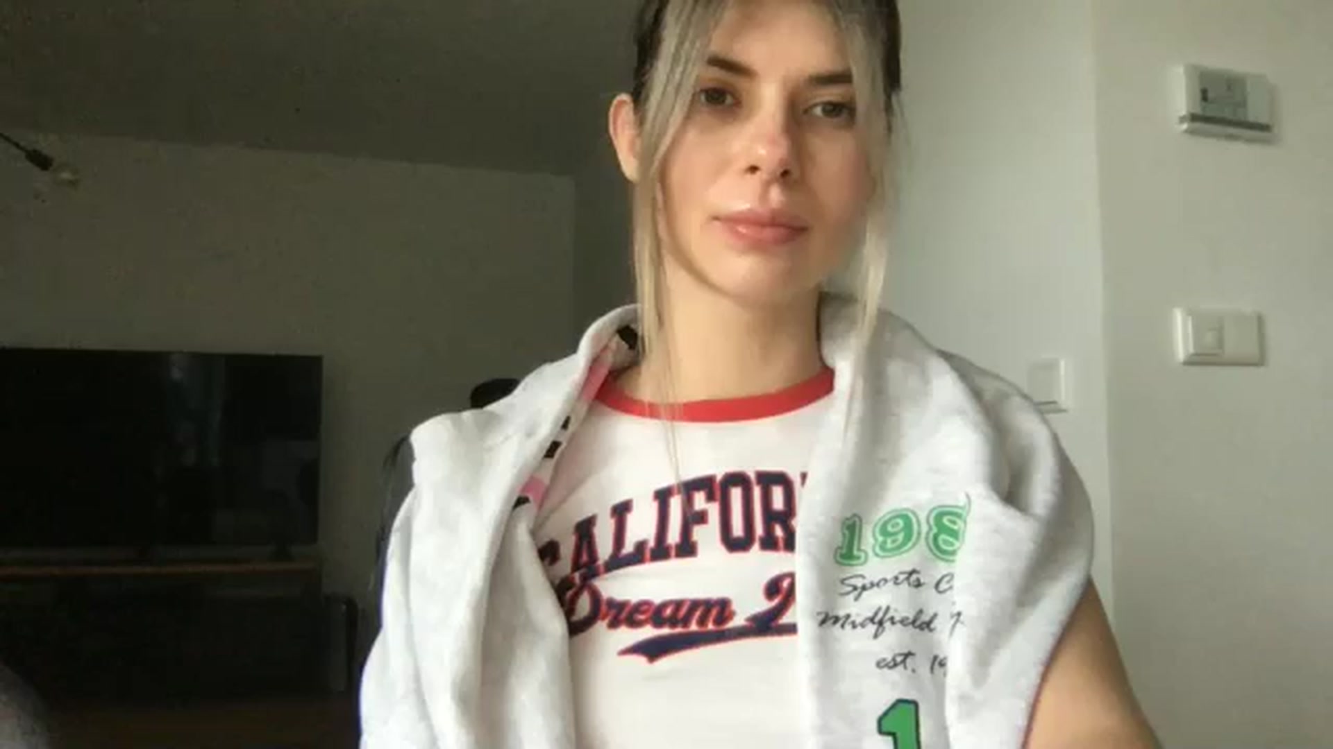 Gallery image thumbnail from neverinmylife's myfreecams stream on, 11/18/2024, 13:21 image 12 of 20