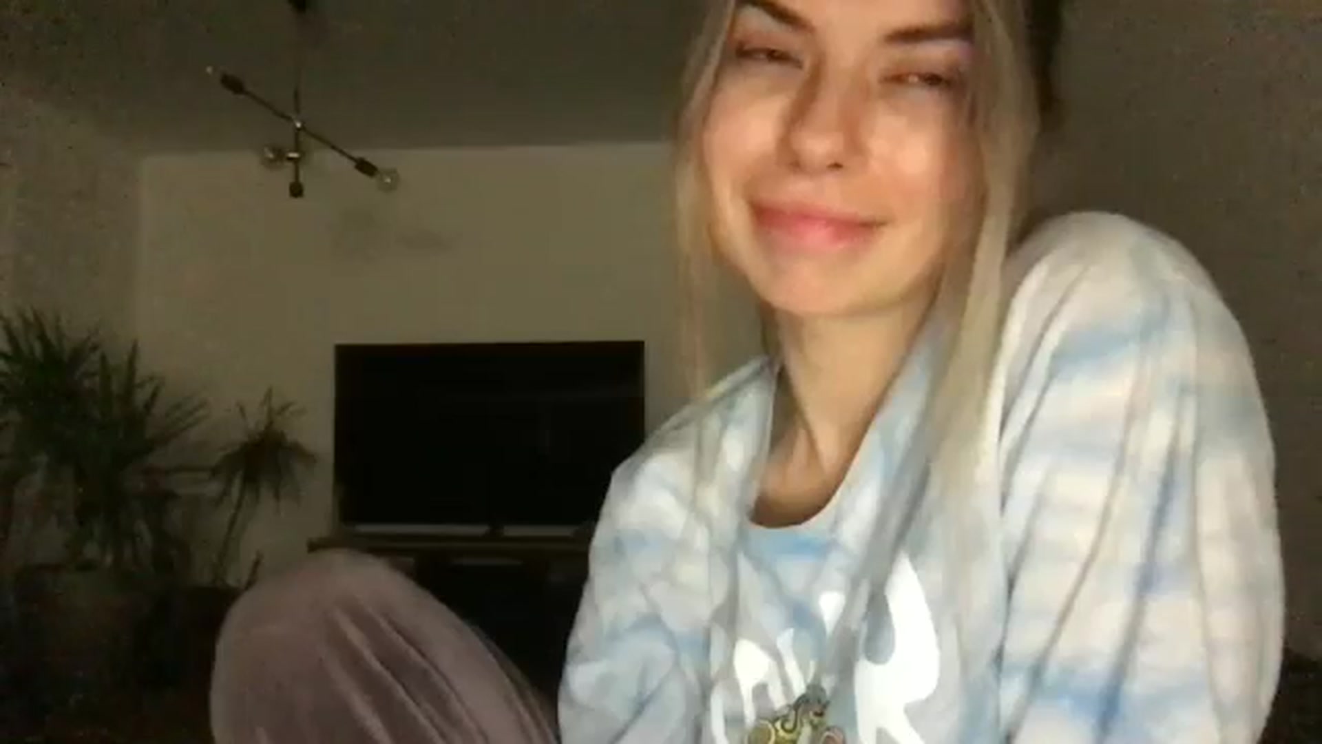Gallery image thumbnail from neverinmylife's myfreecams stream on, 12/06/2024, 17:02 image 11 of 20