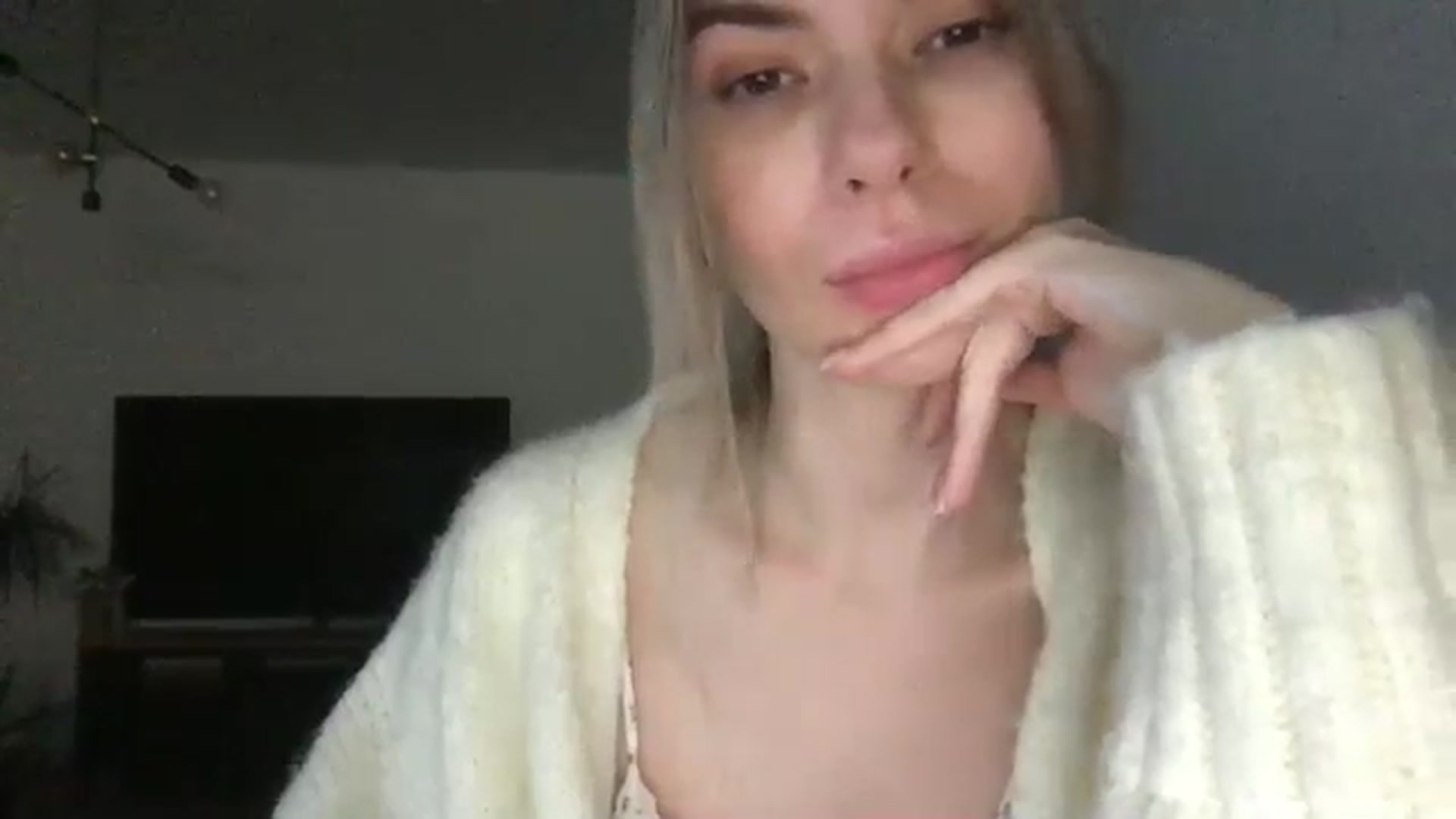 Gallery image thumbnail from neverinmylife's myfreecams stream on, 12/07/2024, 14:01 image 11 of 20