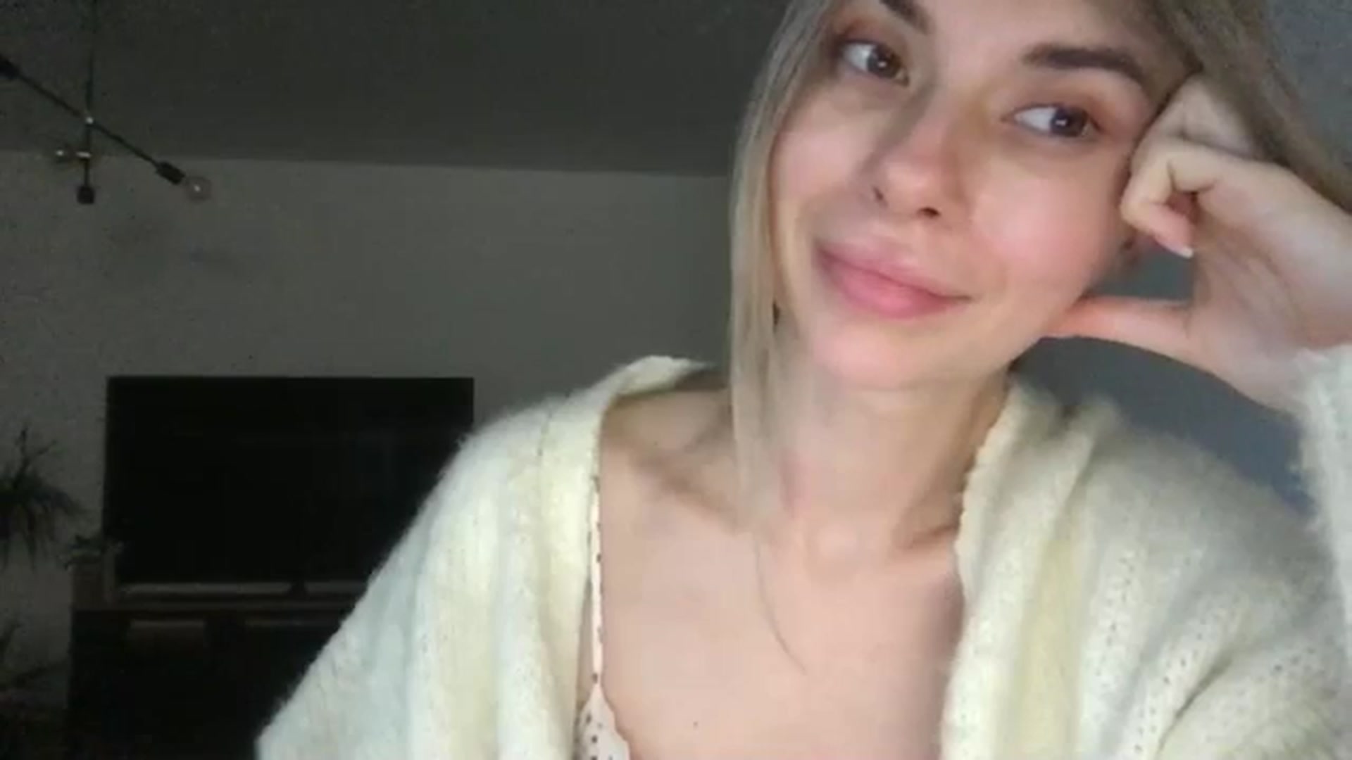 Gallery image thumbnail from neverinmylife's myfreecams stream on, 12/07/2024, 14:01 image 15 of 20
