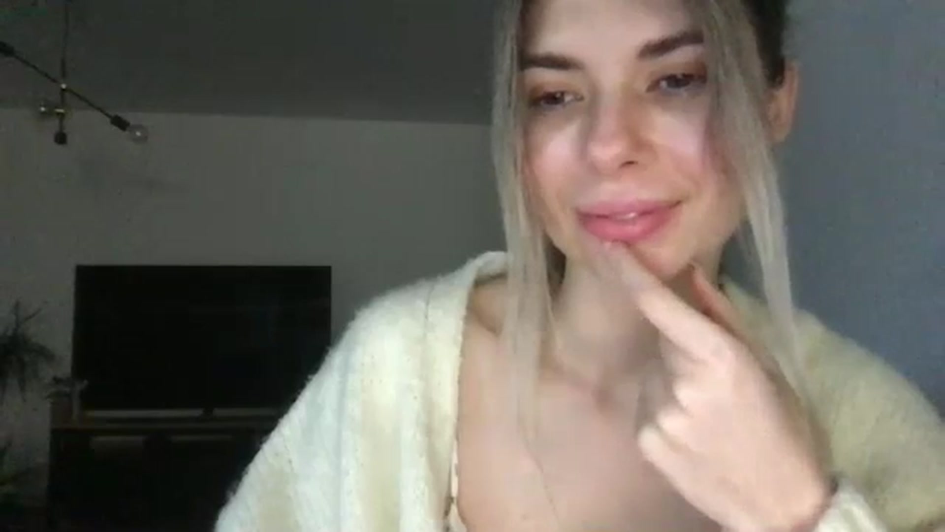 Gallery image thumbnail from neverinmylife's myfreecams stream on, 12/07/2024, 14:01 image 12 of 20