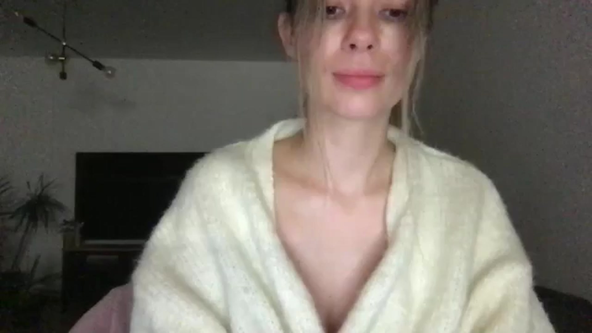 Gallery image thumbnail from neverinmylife's myfreecams stream on, 12/08/2024, 18:15 image 1 of 20