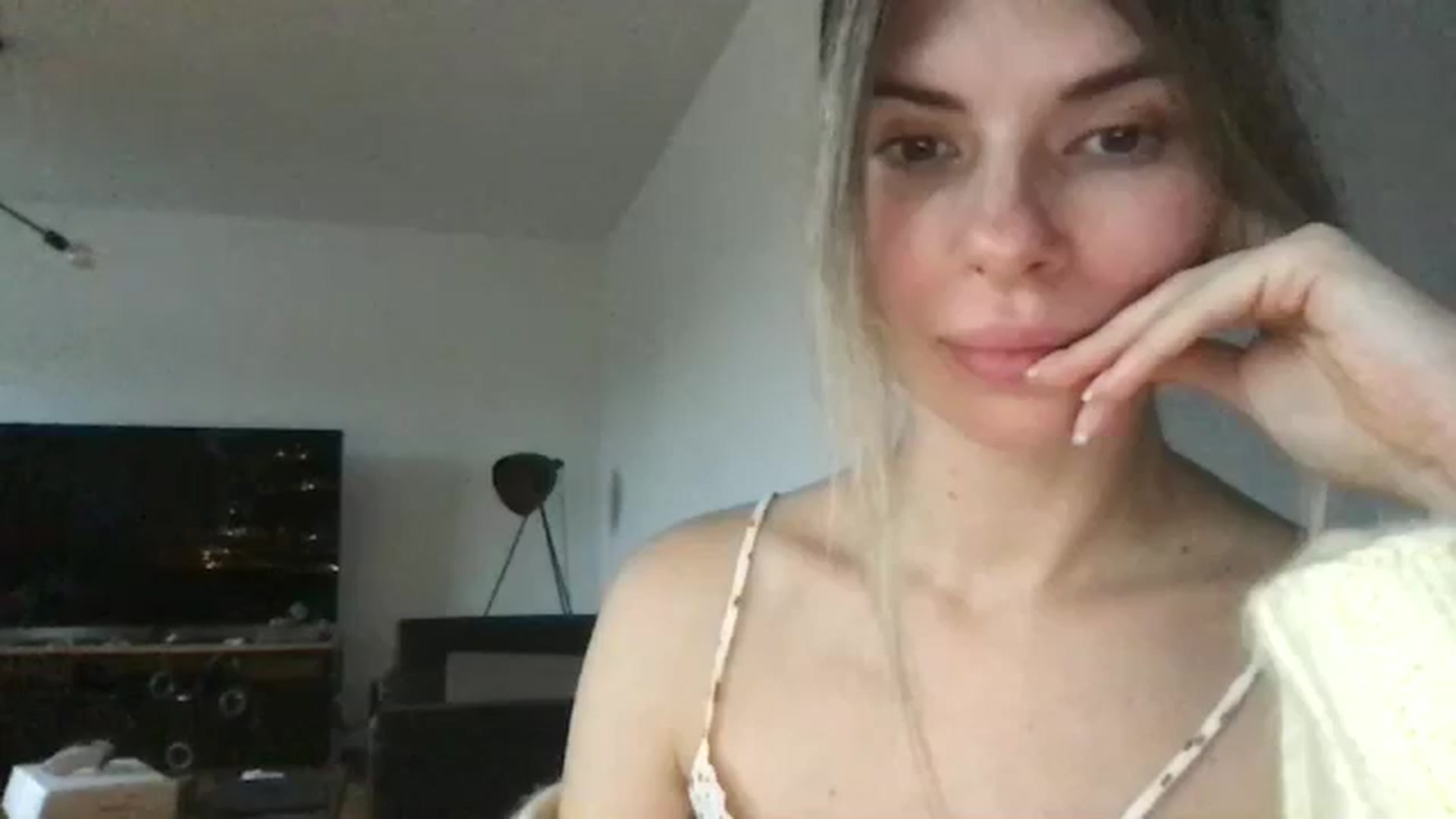 Gallery image thumbnail from neverinmylife's myfreecams stream on, 12/16/2024, 14:40 image 18 of 20