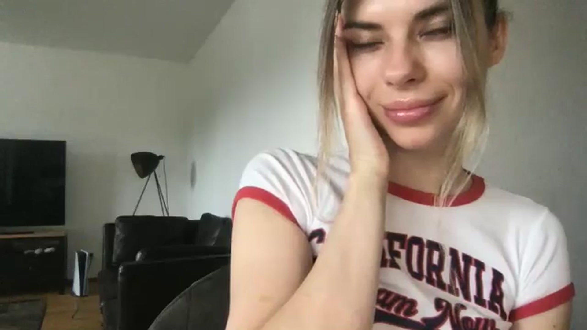 Gallery image thumbnail from neverinmylife's myfreecams stream on, 06/07/2025, 08:12 image 14 of 20
