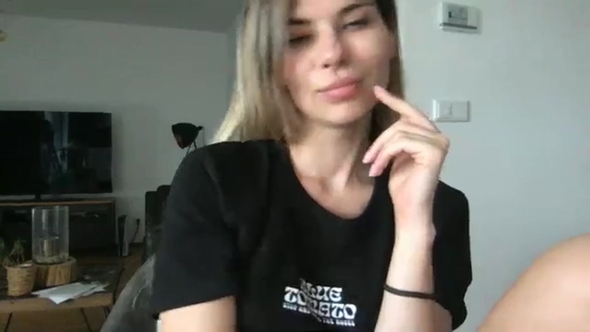 Gallery image thumbnail from neverinmylife's myfreecams stream on, 06/26/2025, 12:03 image 8 of 20