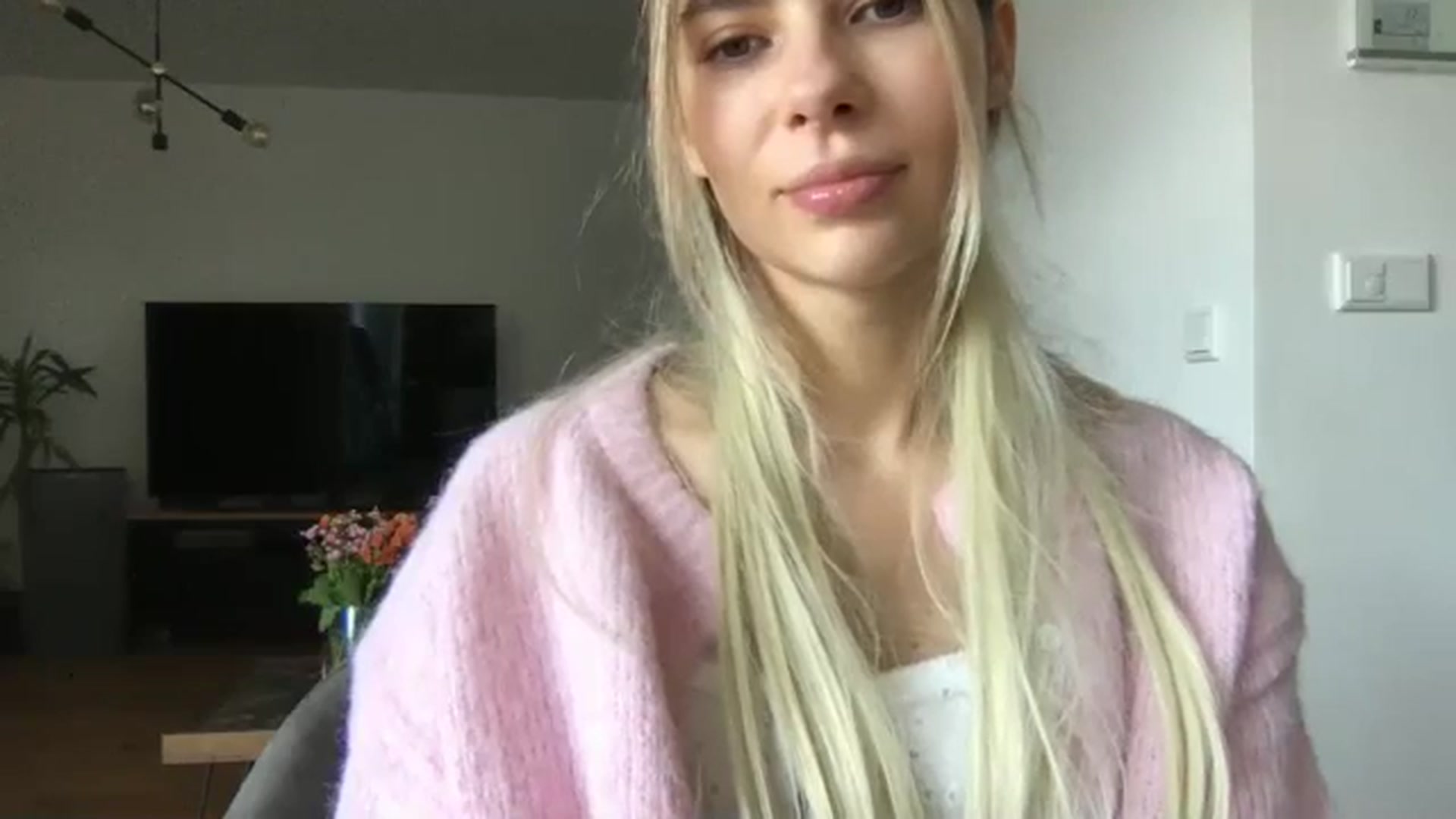 Gallery image thumbnail from neverinmylife's myfreecams stream on, 10/01/2025, 12:37 image 5 of 20
