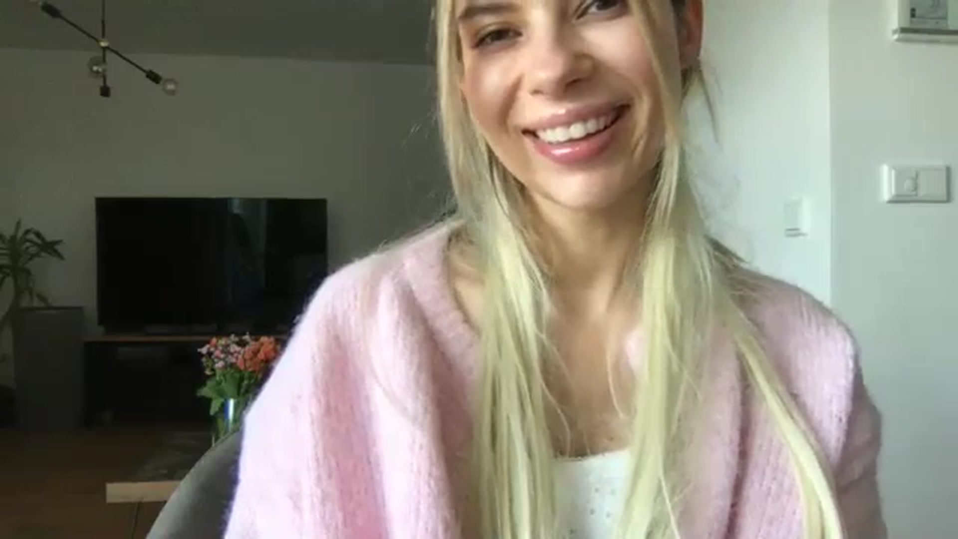 Gallery image thumbnail from neverinmylife's myfreecams stream on, 10/01/2025, 12:37 image 7 of 20