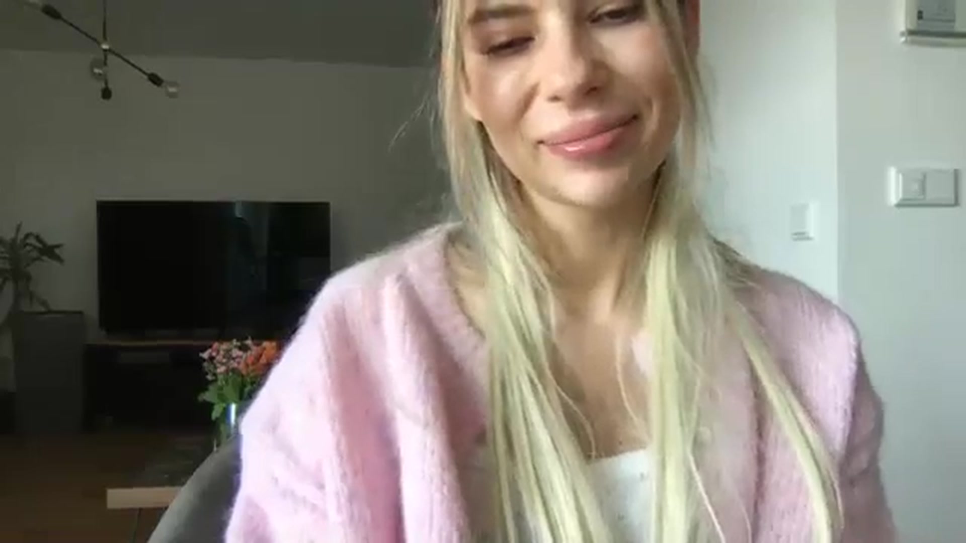 Gallery image thumbnail from neverinmylife's myfreecams stream on, 10/01/2025, 12:37 image 6 of 20