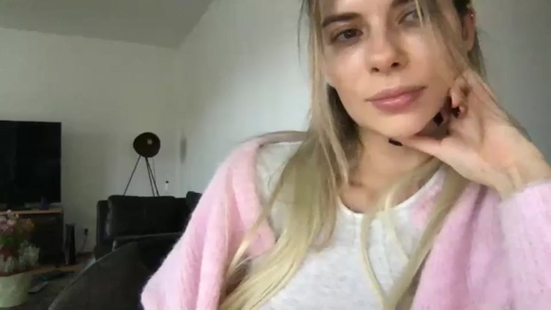 Gallery image thumbnail from neverinmylife's myfreecams stream on, 10/27/2025, 14:15 image 6 of 20