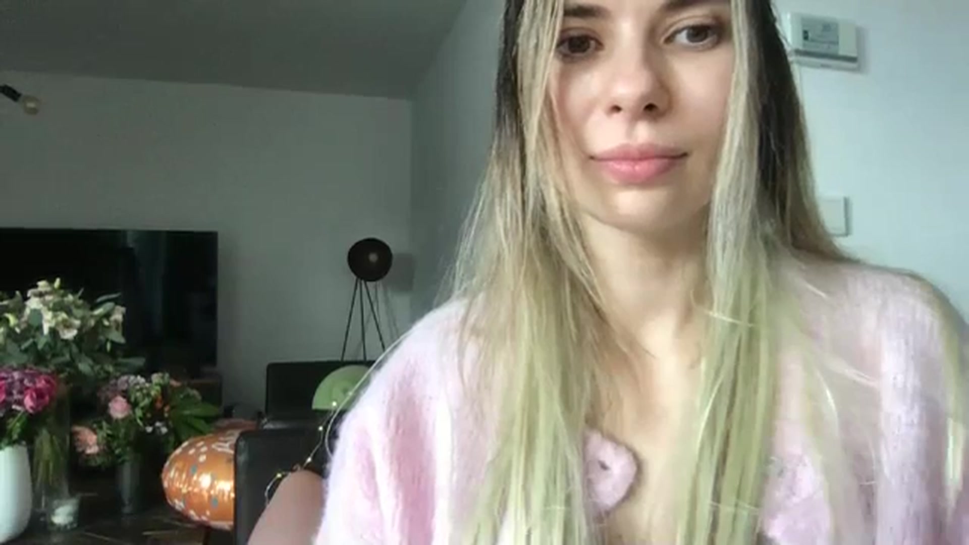 Gallery image thumbnail from neverinmylife's myfreecams stream on, 12/01/2025, 14:08 image 4 of 20
