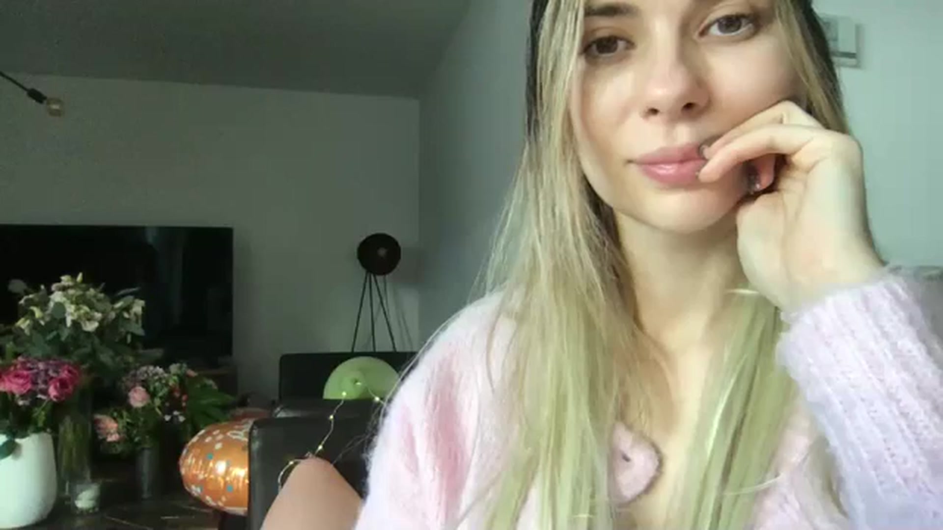 Gallery image thumbnail from neverinmylife's myfreecams stream on, 12/01/2025, 14:08 image 2 of 20