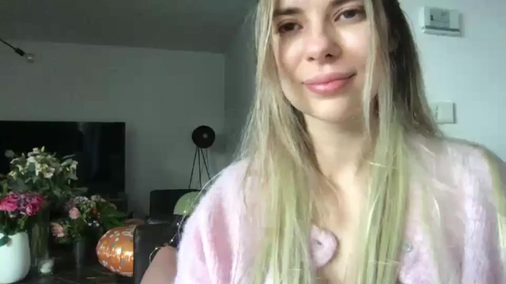 Gallery image thumbnail from neverinmylife's myfreecams stream on, 12/01/2025, 14:08 image 3 of 20