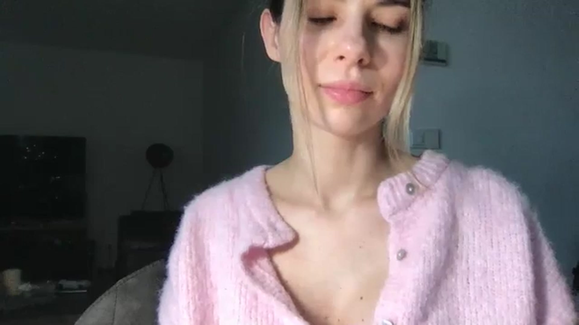Gallery image thumbnail from neverinmylife's myfreecams stream on, 12/19/2025, 13:28 image 15 of 20