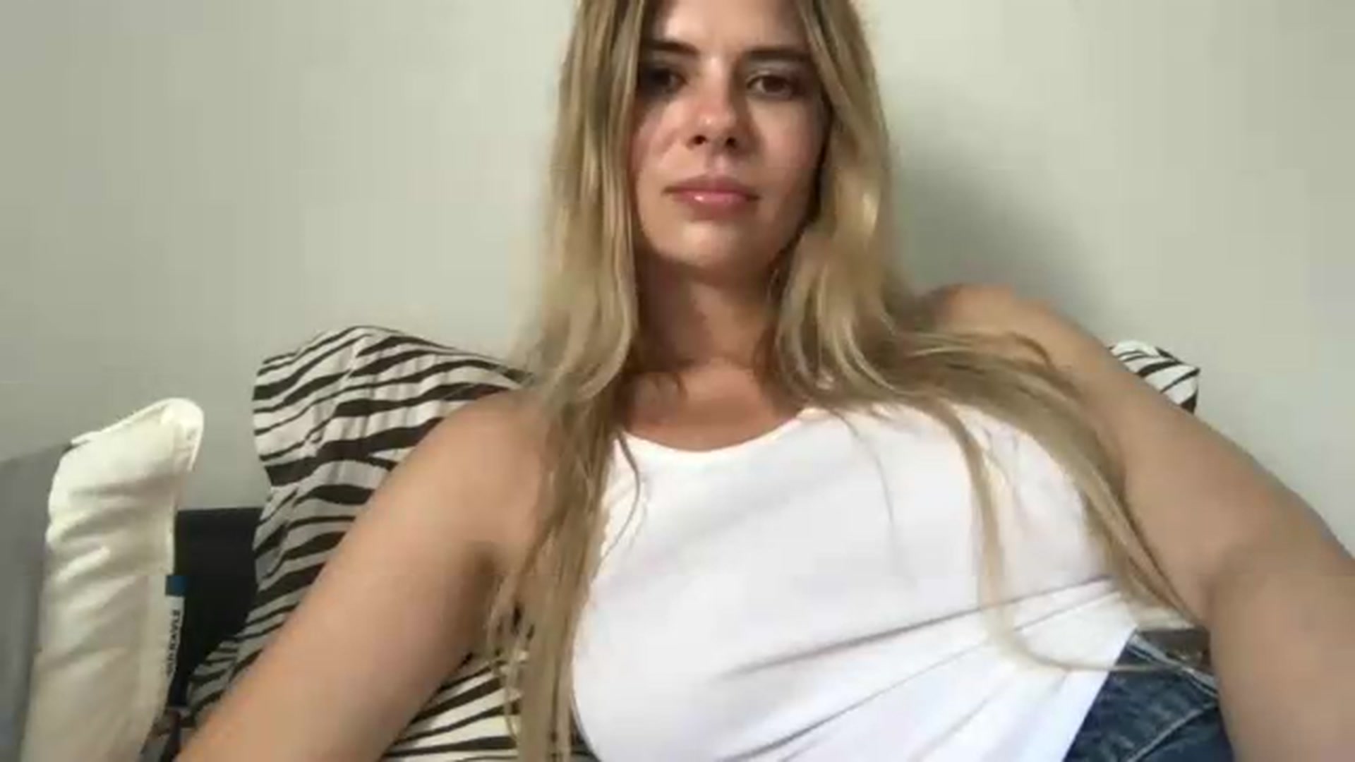 Gallery image thumbnail from neverinmylife's myfreecams stream on, 08/19/2026, 13:40 image 7 of 20