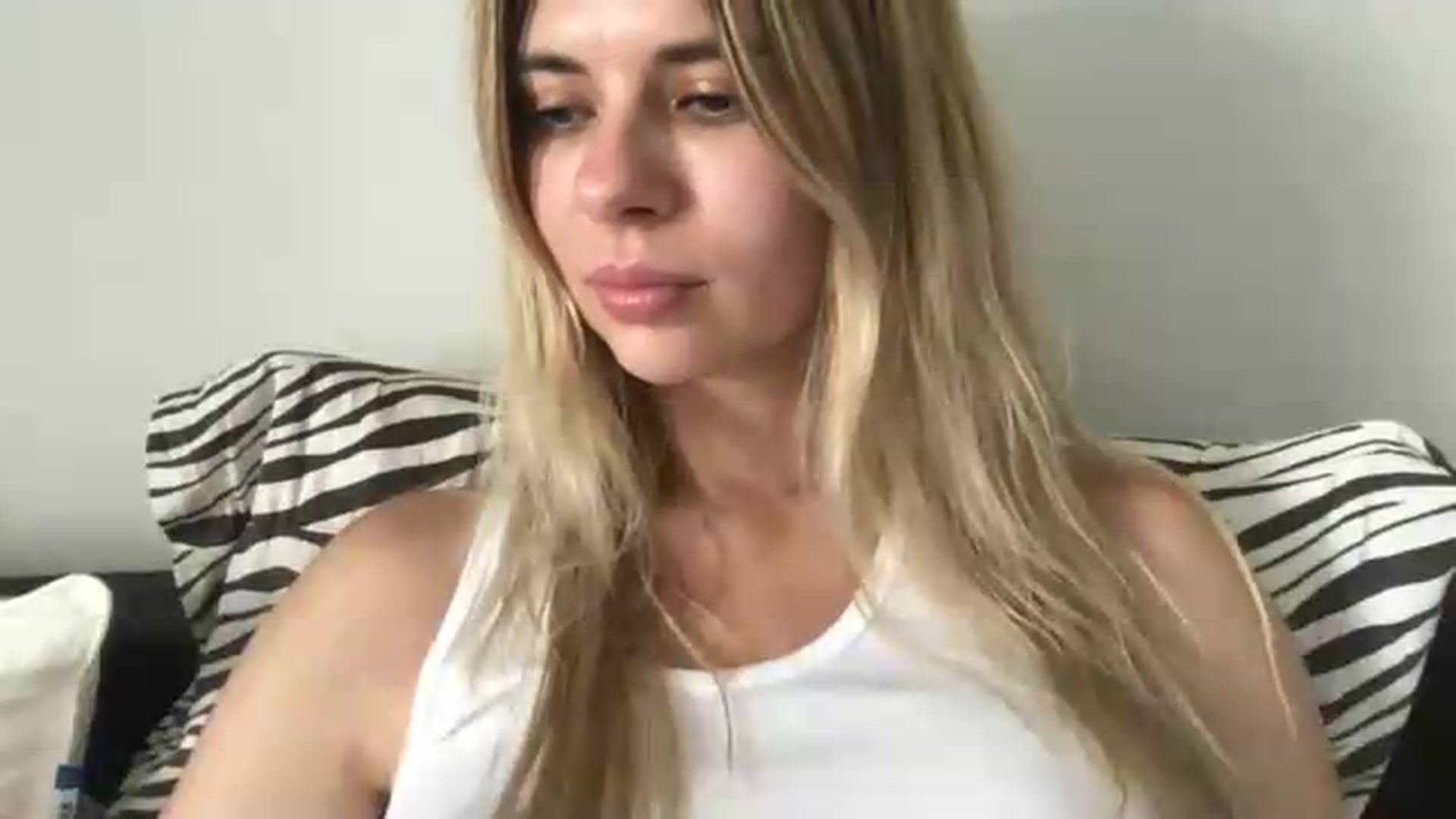 Gallery image thumbnail from neverinmylife's myfreecams stream on, 08/19/2026, 13:40 image 17 of 20