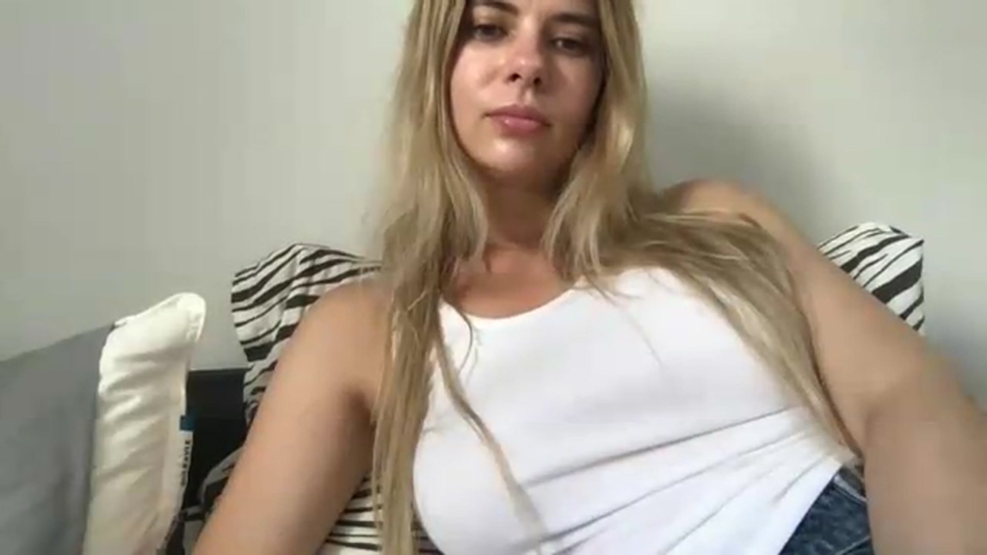 Gallery image thumbnail from neverinmylife's myfreecams stream on, 08/19/2026, 13:40 image 4 of 20