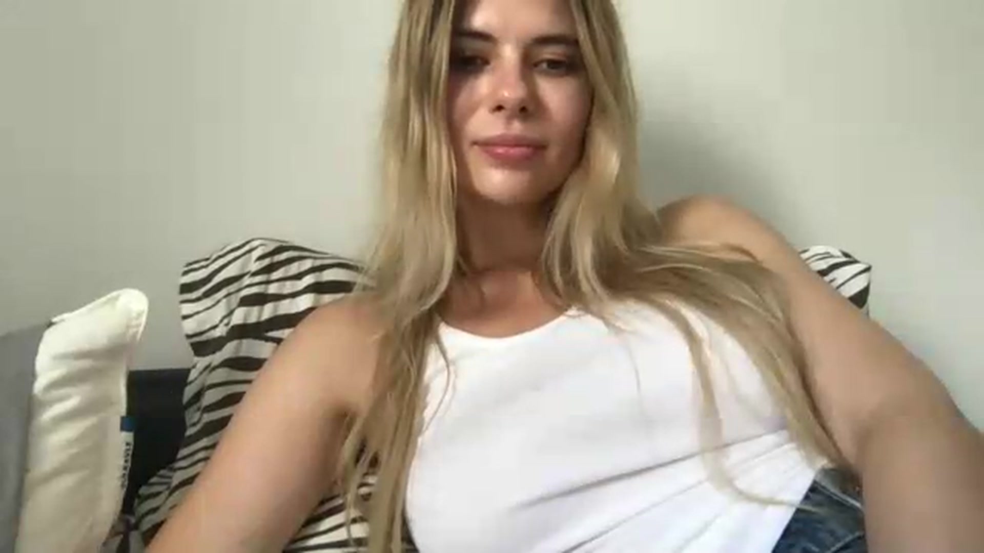 Gallery image thumbnail from neverinmylife's myfreecams stream on, 08/19/2026, 13:40 image 8 of 20