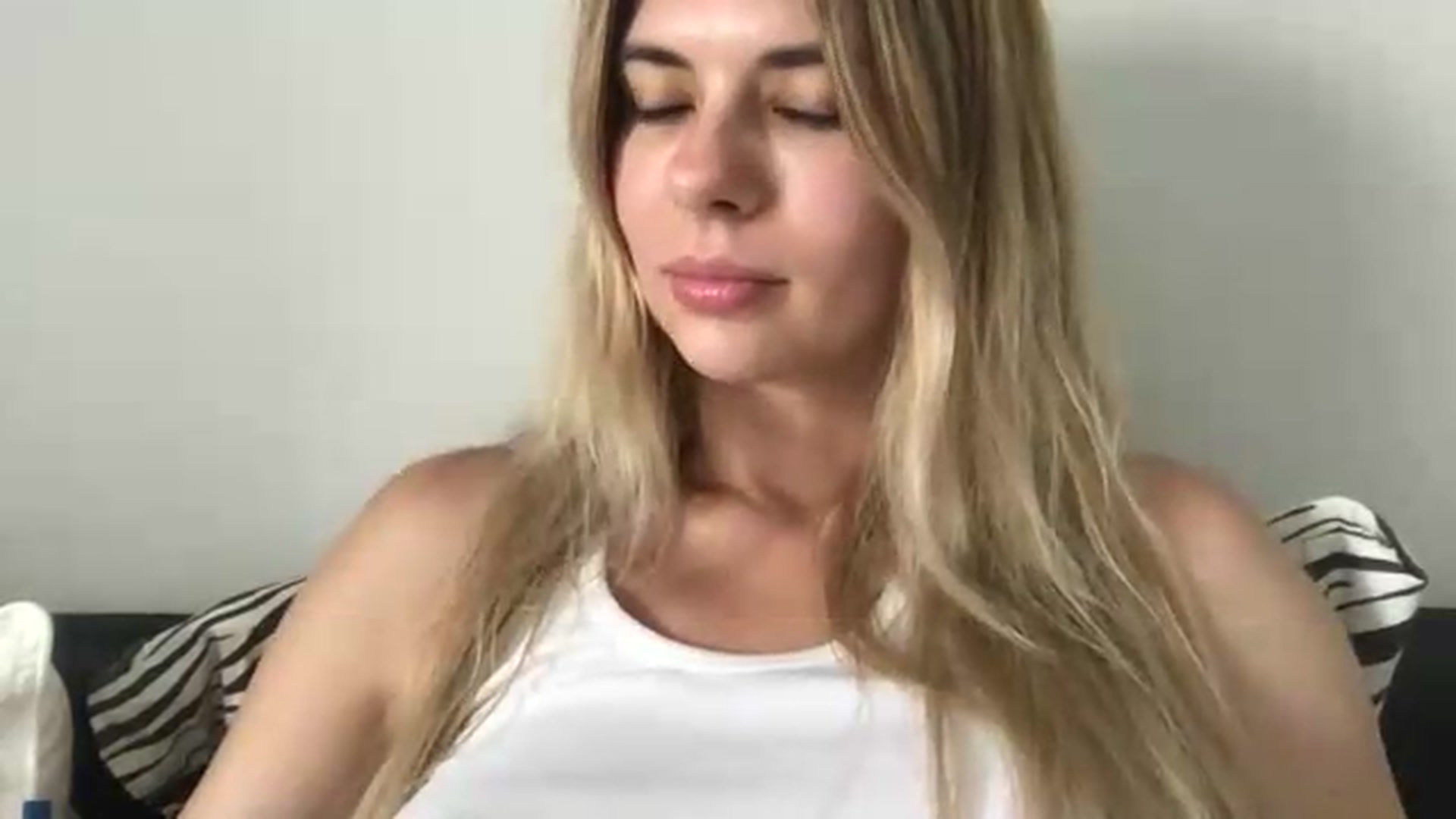 Gallery image thumbnail from neverinmylife's myfreecams stream on, 08/19/2026, 13:40 image 12 of 20