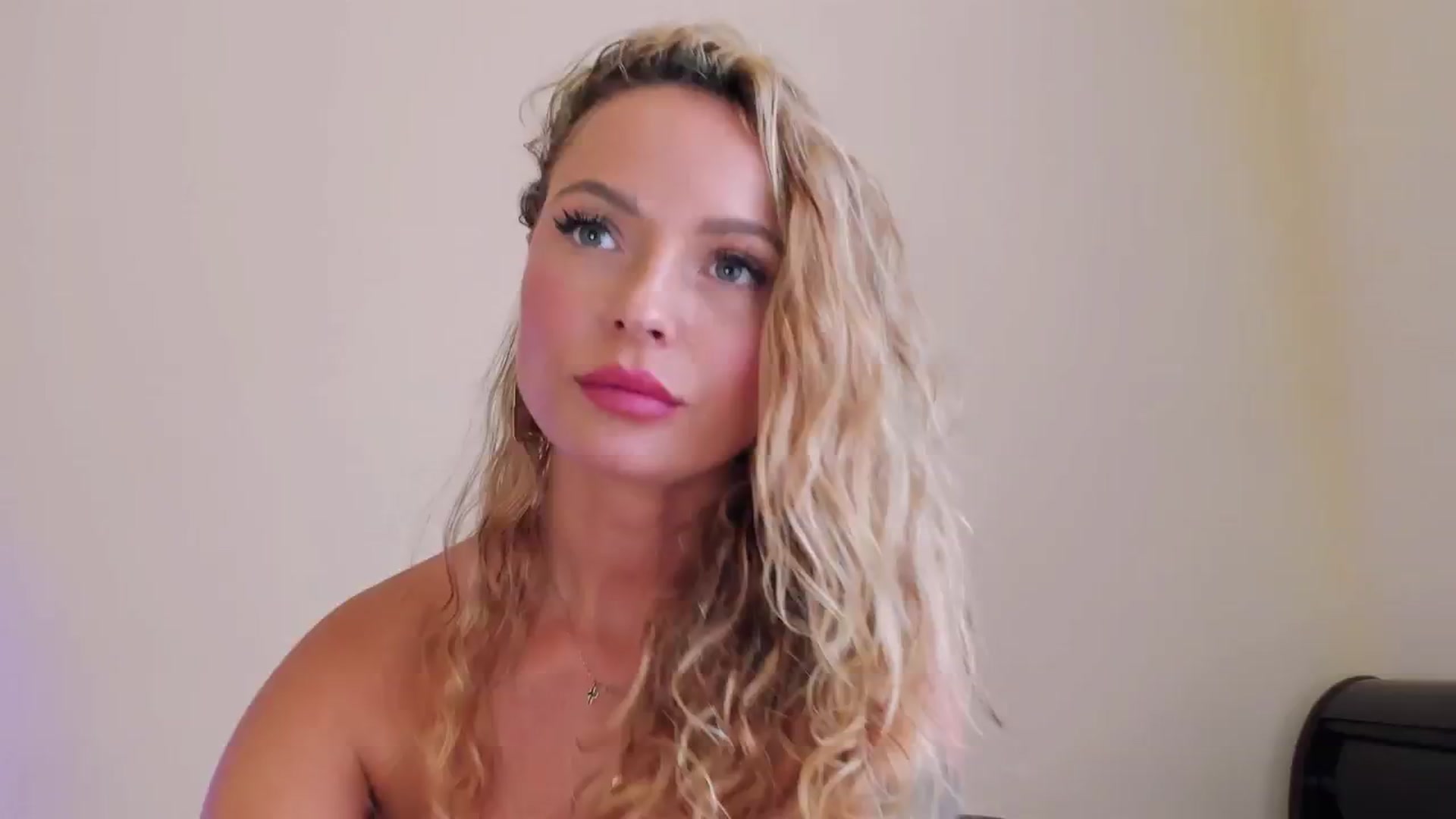 Gallery image thumbnail from new_dee's myfreecams stream on, 08/30/2024, 16:04 image 19 of 20